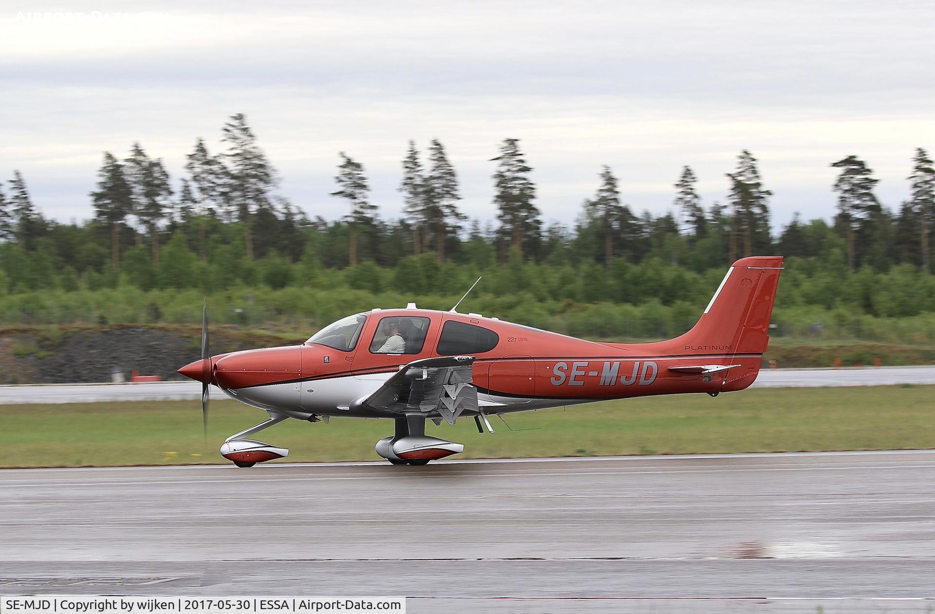 SE-MJD, 2016 Cirrus SR22T C/N 1448, Taxying