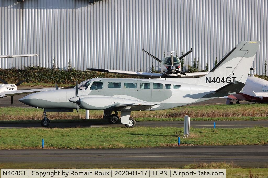 N404GT, 1978 Cessna 404 Titan C/N 404-0640, Taxiing