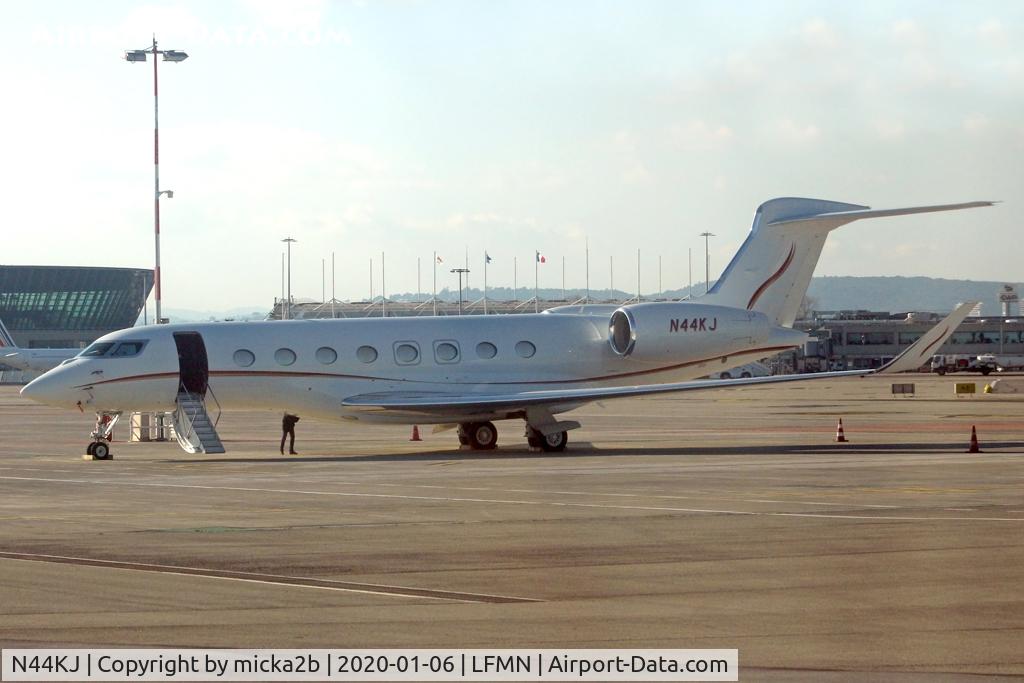 N44KJ, 2013 Gulfstream Aerospace G-VI (G650ER) C/N 6055, Parked