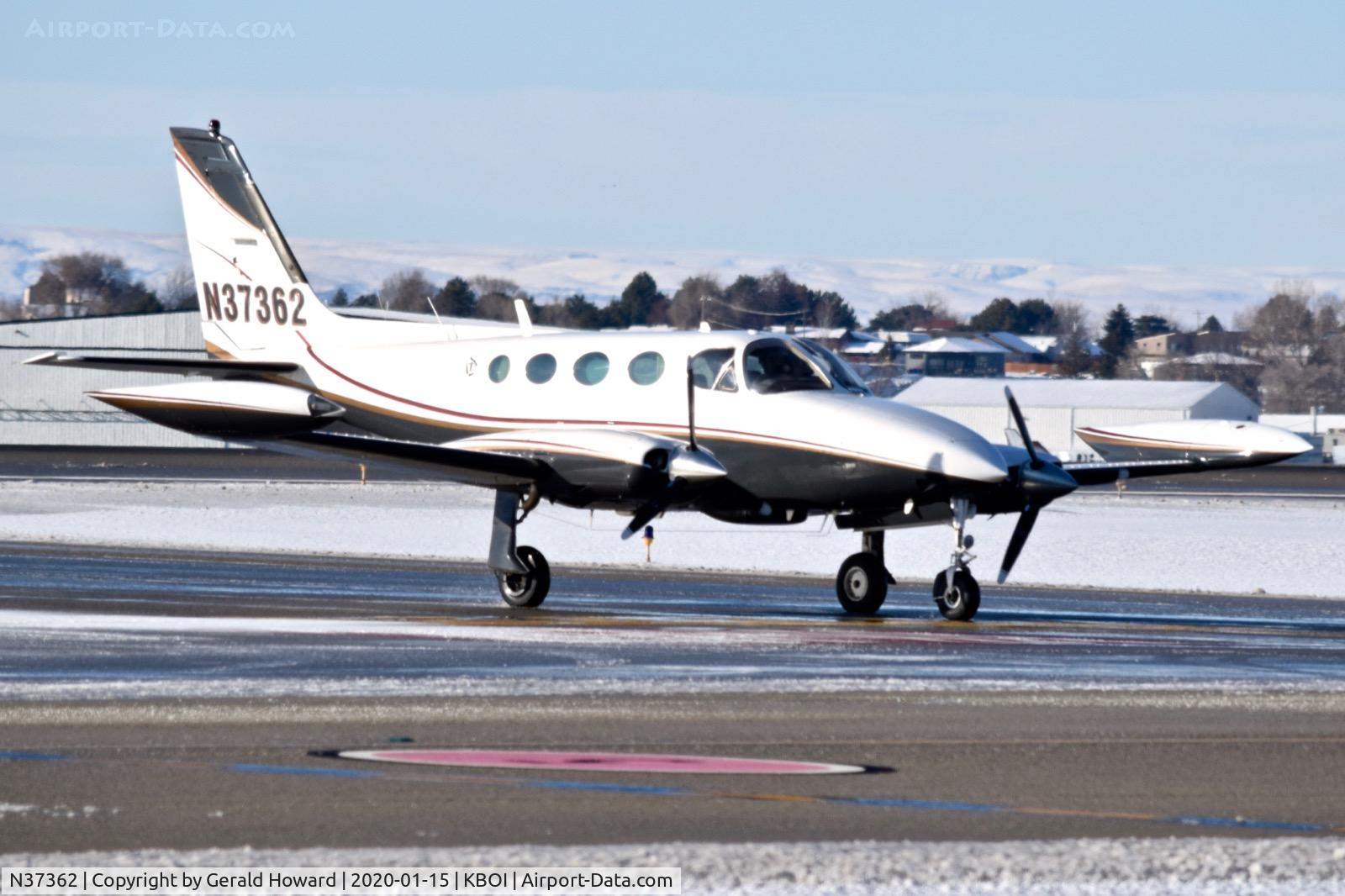 N37362, 1977 Cessna 340A C/N 340A0367, Taxiing off 10L.