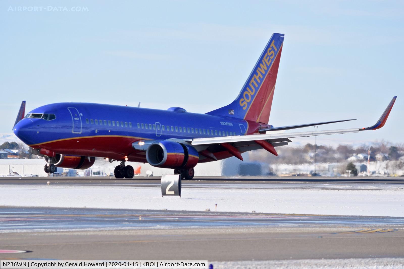 N236WN, 2006 Boeing 737-7H4 C/N 34631, Landing 10L.