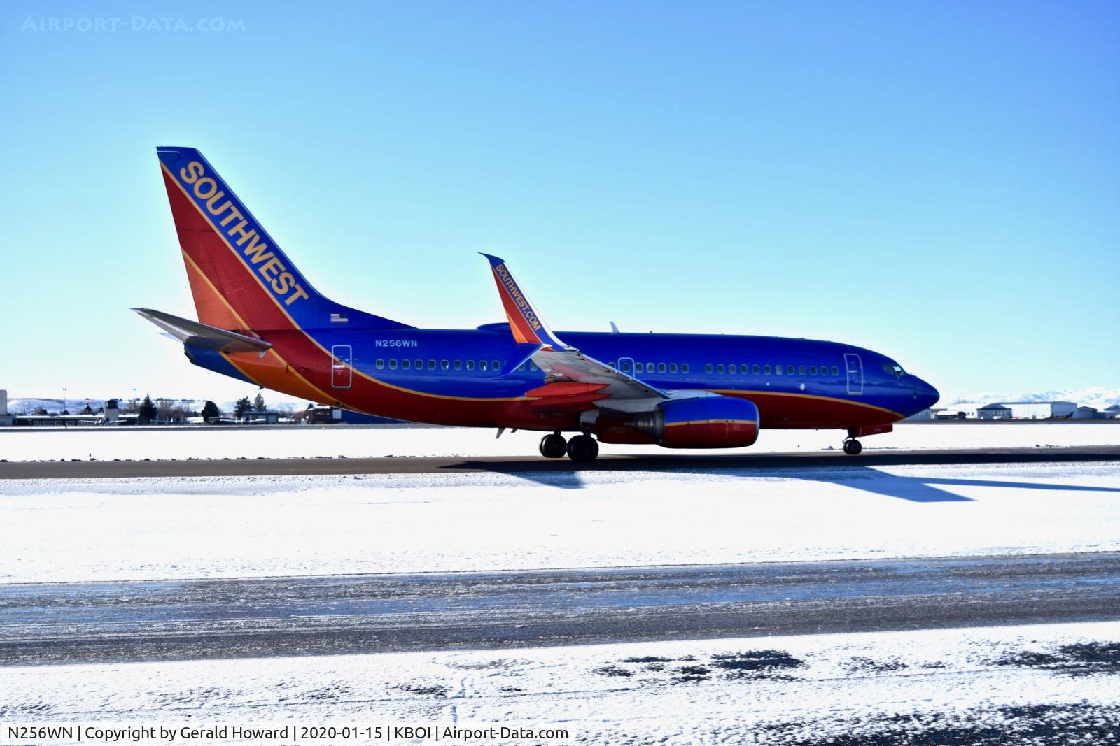 N256WN, 2006 Boeing 737-7H4 C/N 32514, Taxiing on Alpha.