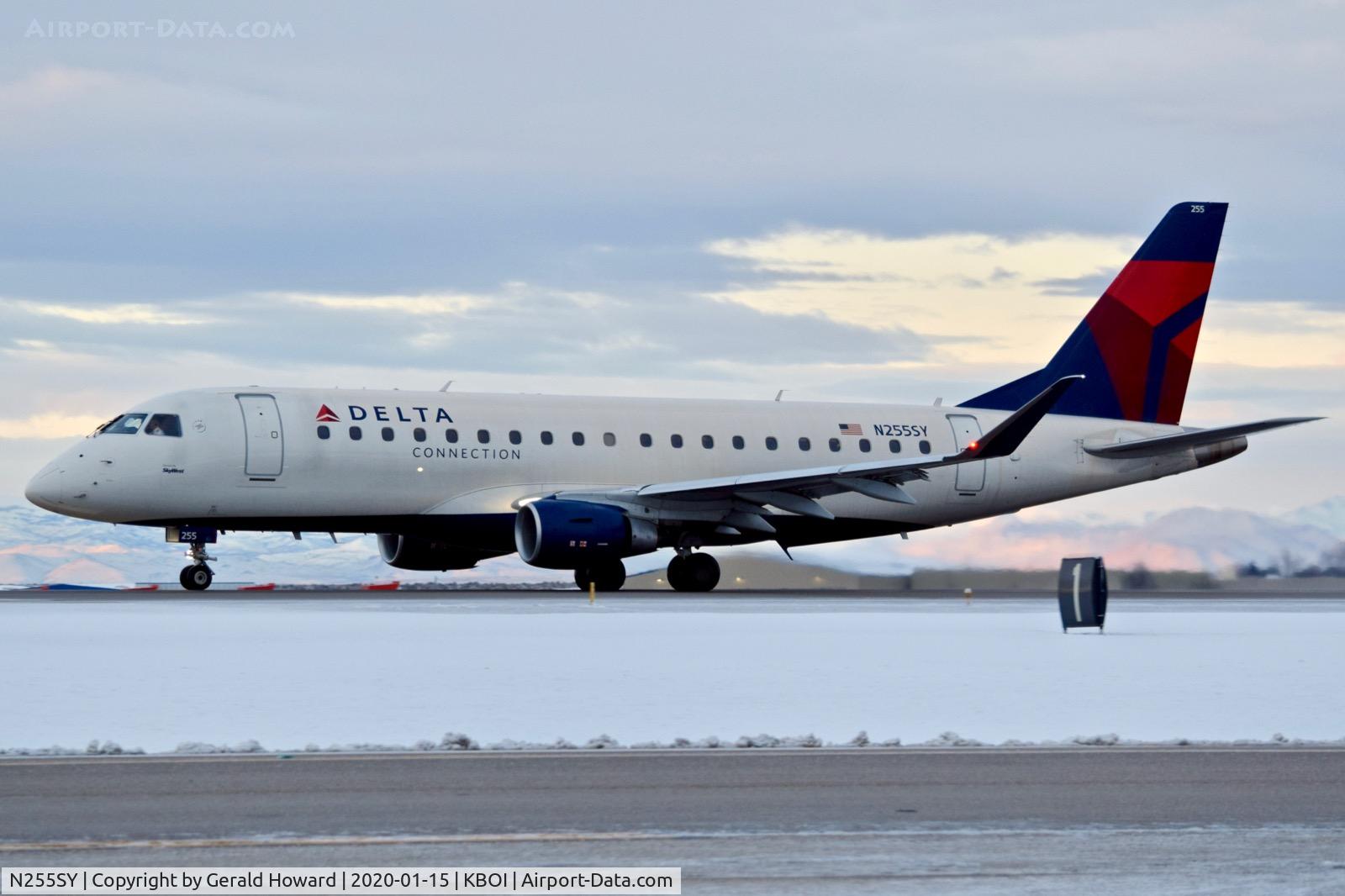 N255SY, 2016 Embraer 175LR (ERJ-170-200LR) C/N 17000622, Taxiing on Alpha.