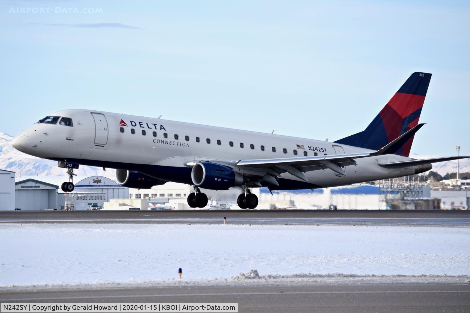 N242SY, 2016 Embraer 175LR (ERJ-170-200LR) C/N 17000588, Landing 10L.