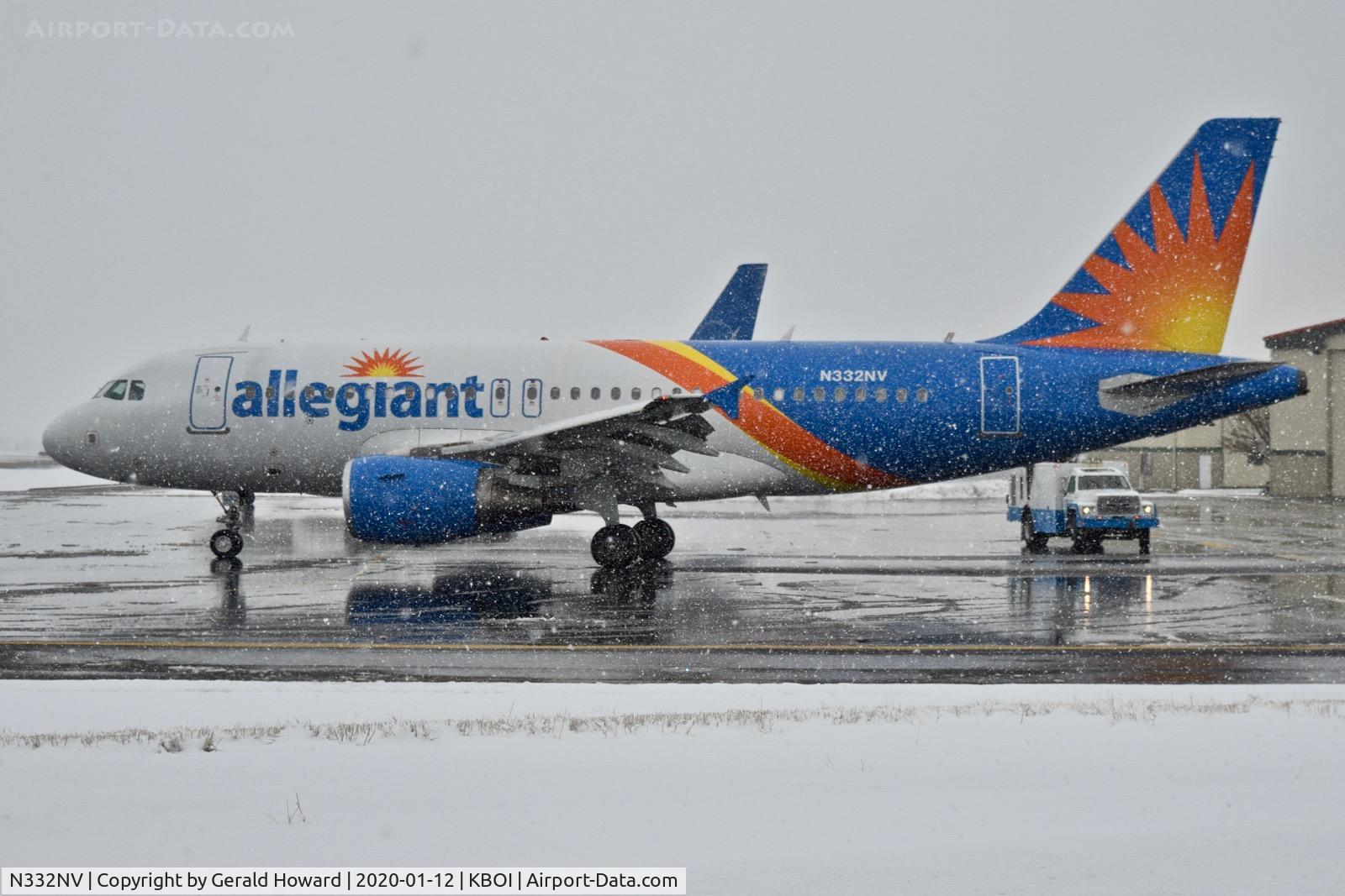 N332NV, 2005 Airbus A319-111 C/N 2638, Idling on the west de ice ramp.