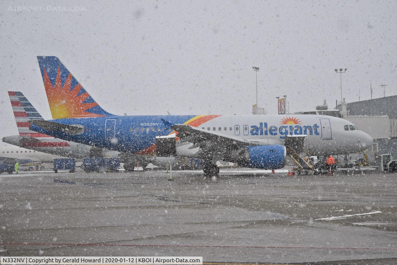 N332NV, 2005 Airbus A319-111 C/N 2638, Parked at the gate.