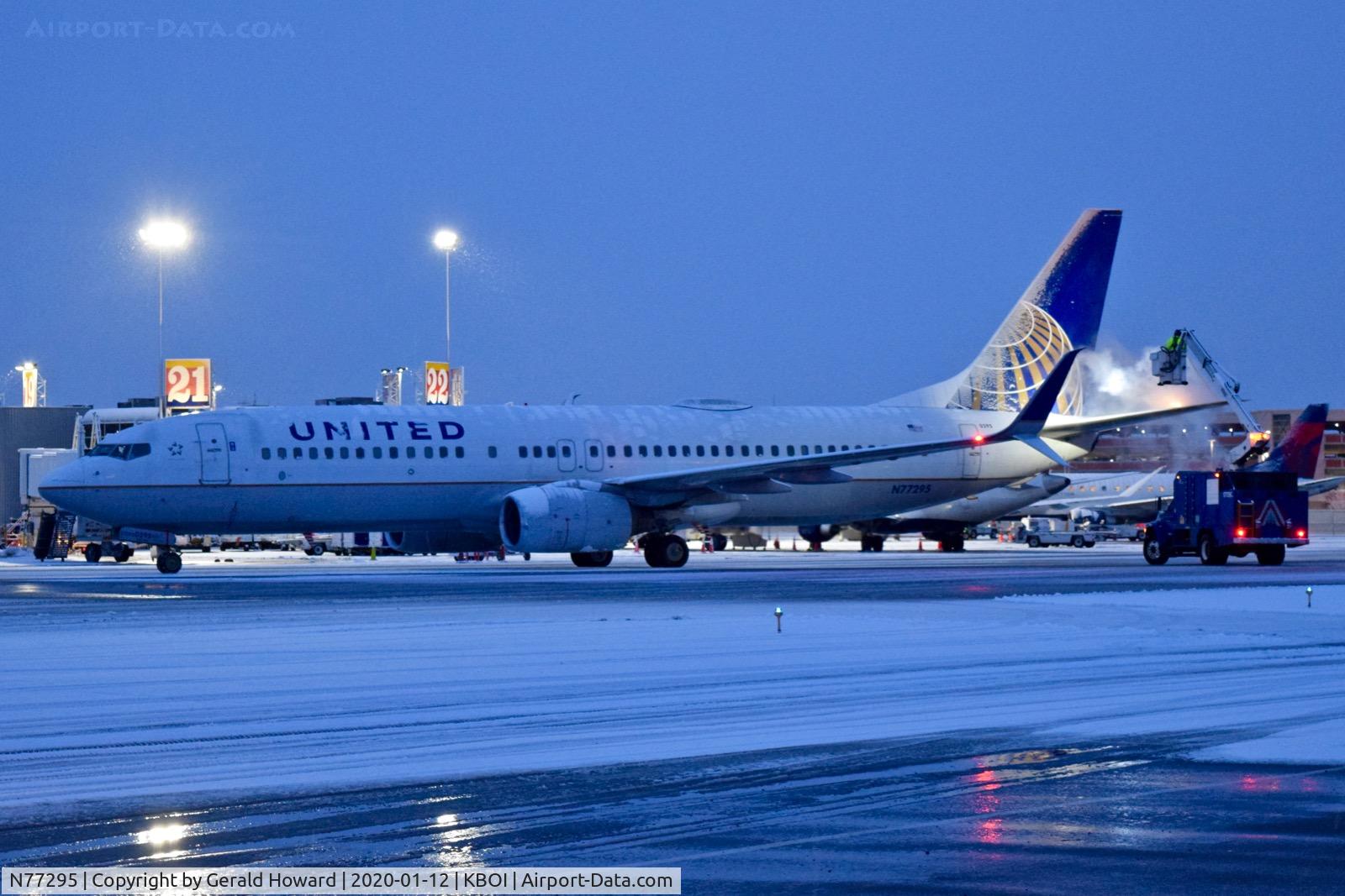 N77295, 2005 Boeing 737-824 C/N 34001, De ice at the gate.