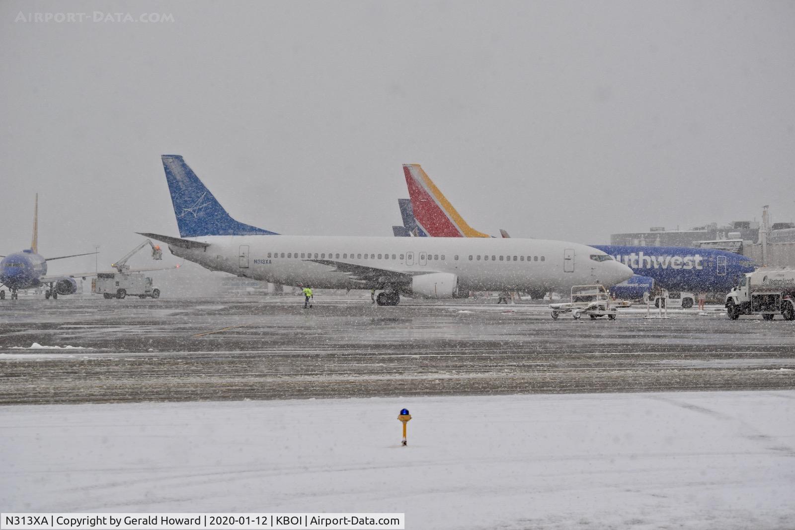 N313XA, 1991 Boeing 737-484 C/N 25313, Push back from the gate.