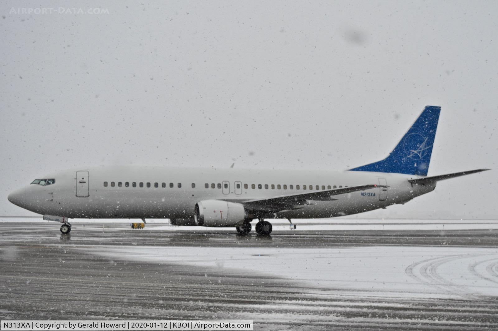 N313XA, 1991 Boeing 737-484 C/N 25313, Taxiing to de ice.