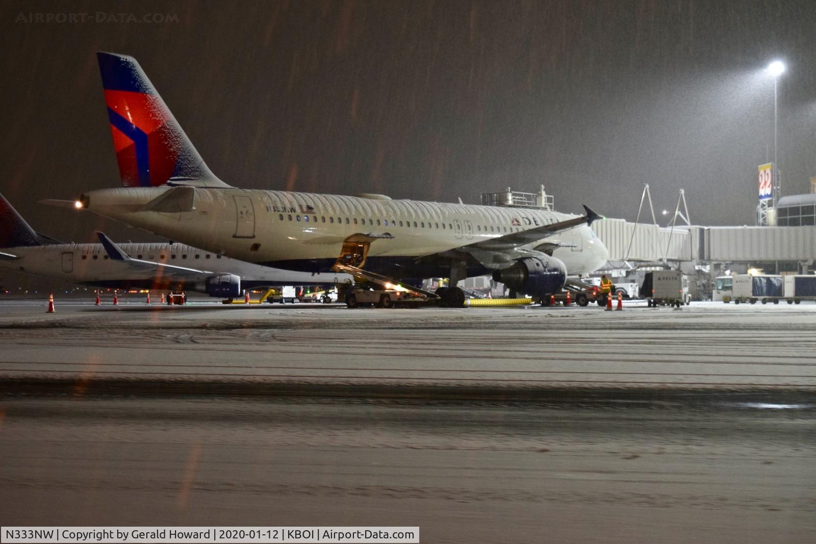 N333NW, 1992 Airbus A320-211 C/N 329, Loading at the gate.