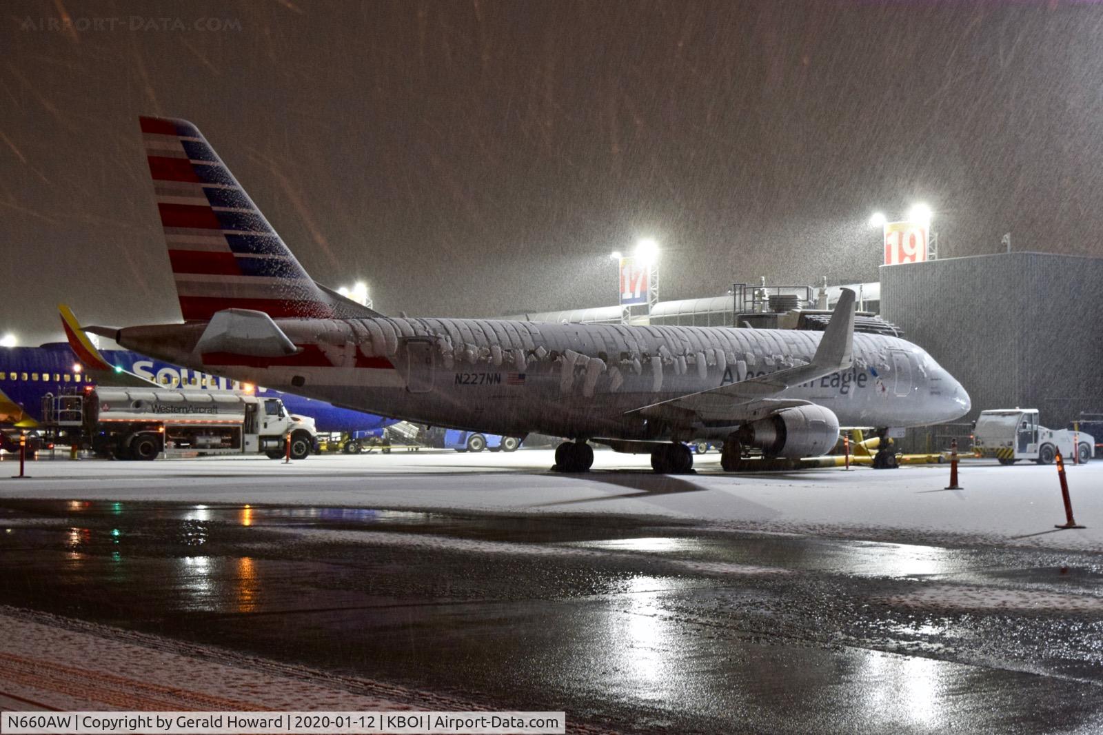 N660AW, 2000 Airbus A320-232 C/N 1234, Parked at the gate.