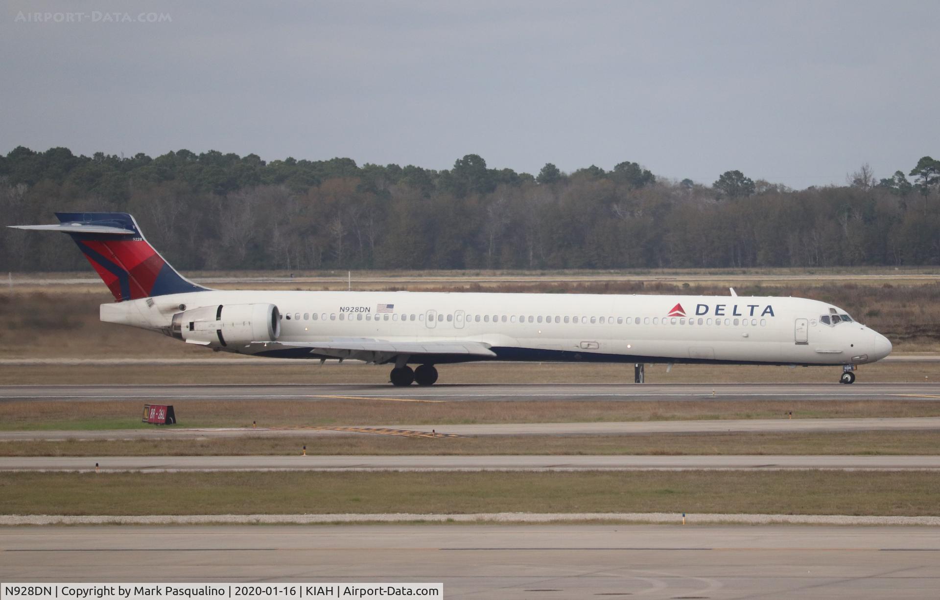 N928DN, 1999 McDonnell Douglas MD-90-30 C/N 53590, MD-90-30