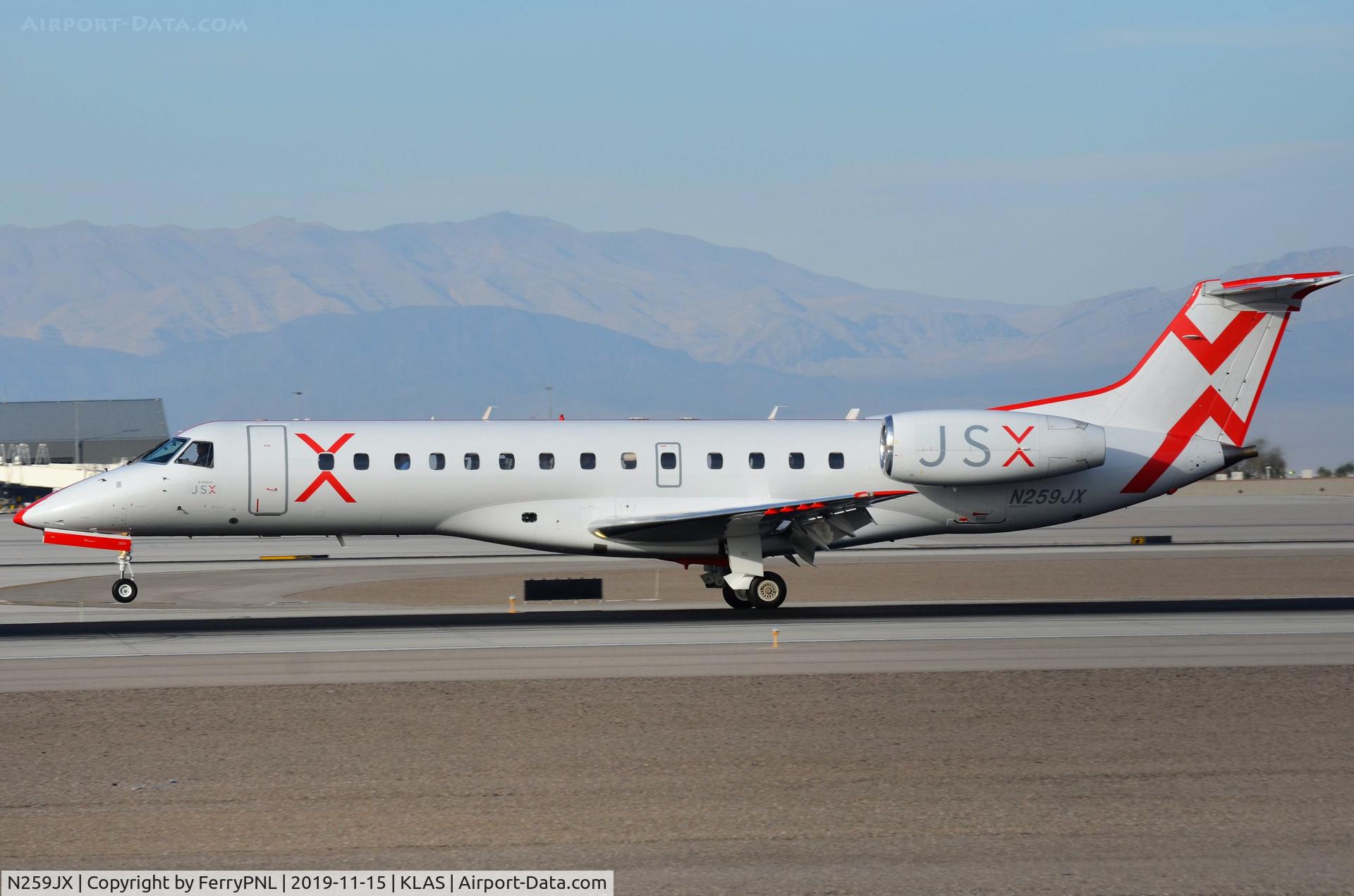 N259JX, 2001 Embraer ERJ-135LR (EMB-135LR) C/N 145402, JetSuiteX ERJ135 touching-down