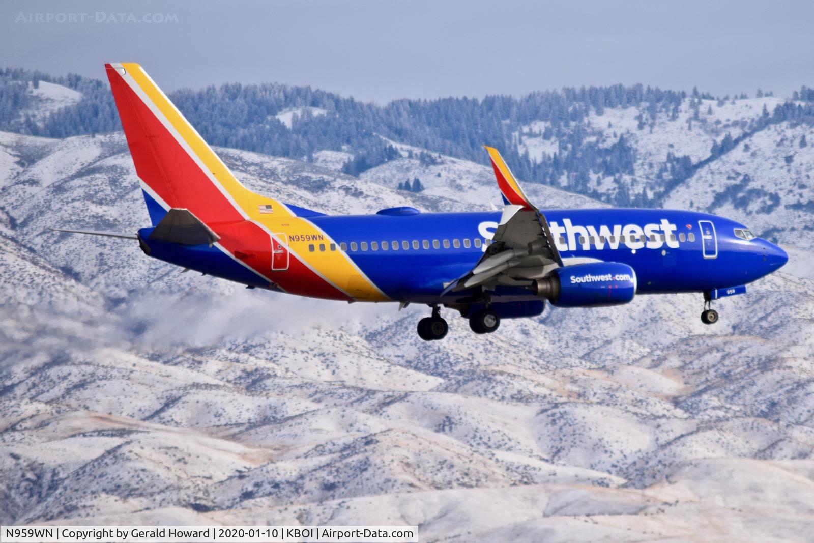 N959WN, 2011 Boeing 737-7H4 C/N 36674, Landing 10L.