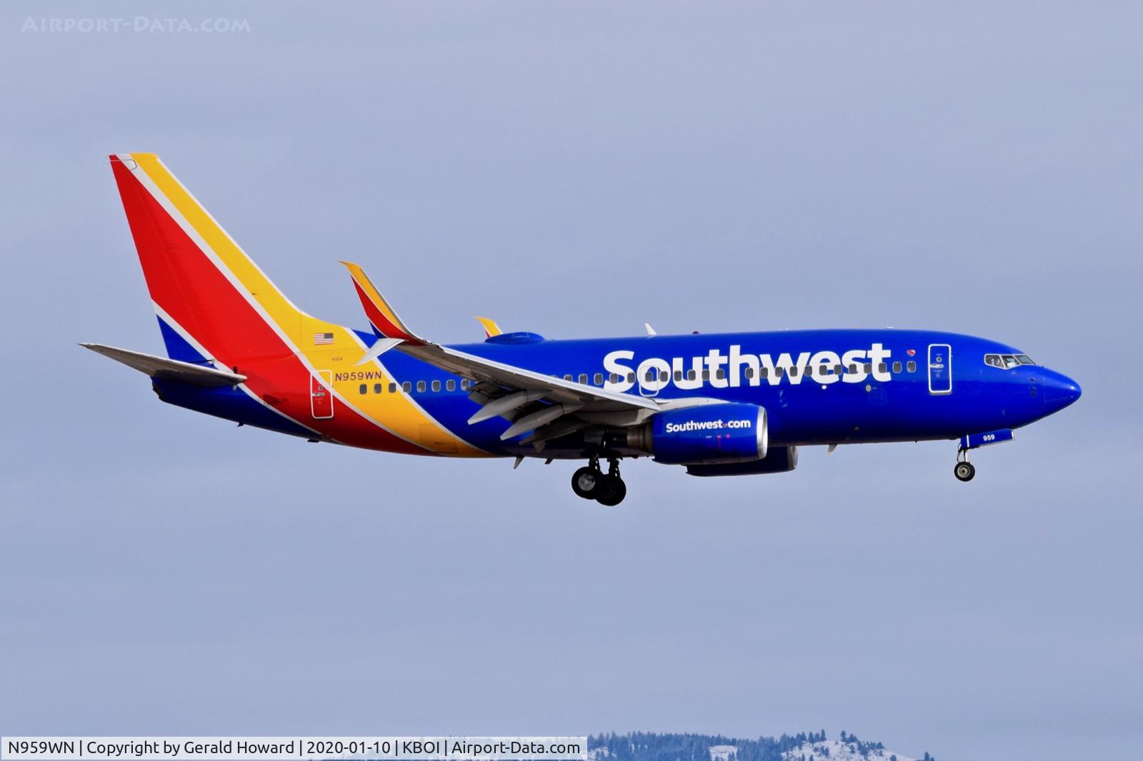 N959WN, 2011 Boeing 737-7H4 C/N 36674, Landing 10L.
