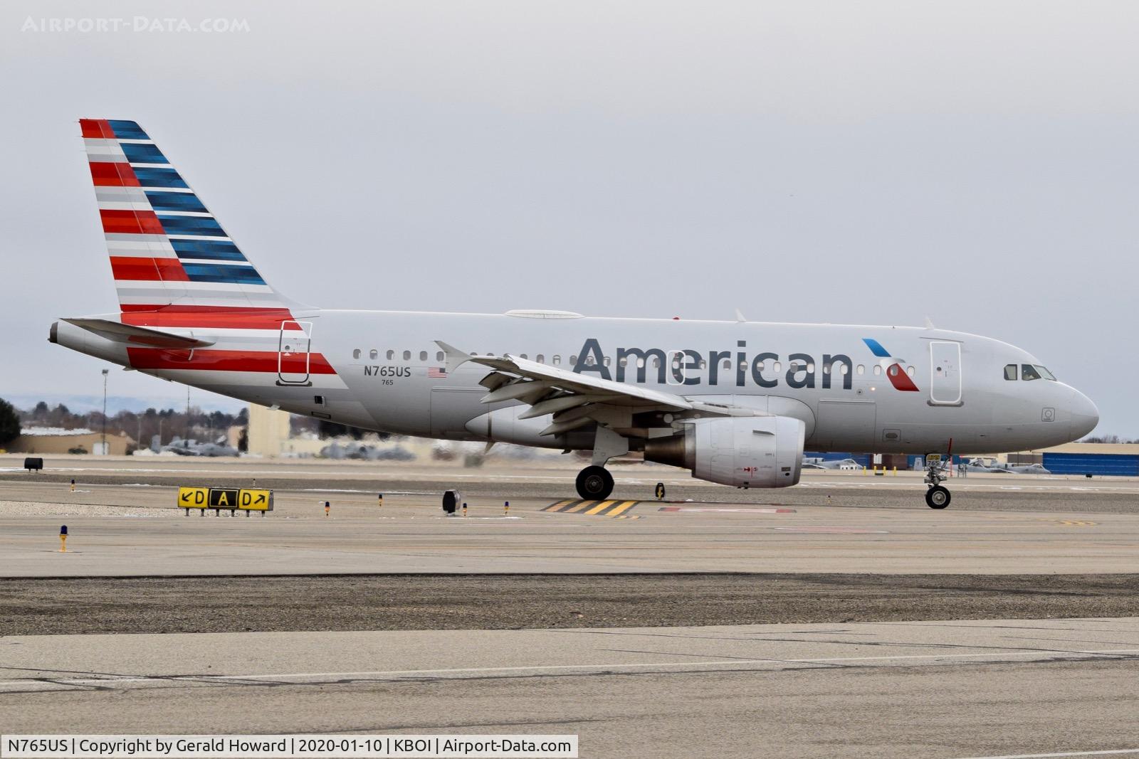 N765US, 2000 Airbus A319-112 C/N 1371, Taxiing to the gate.