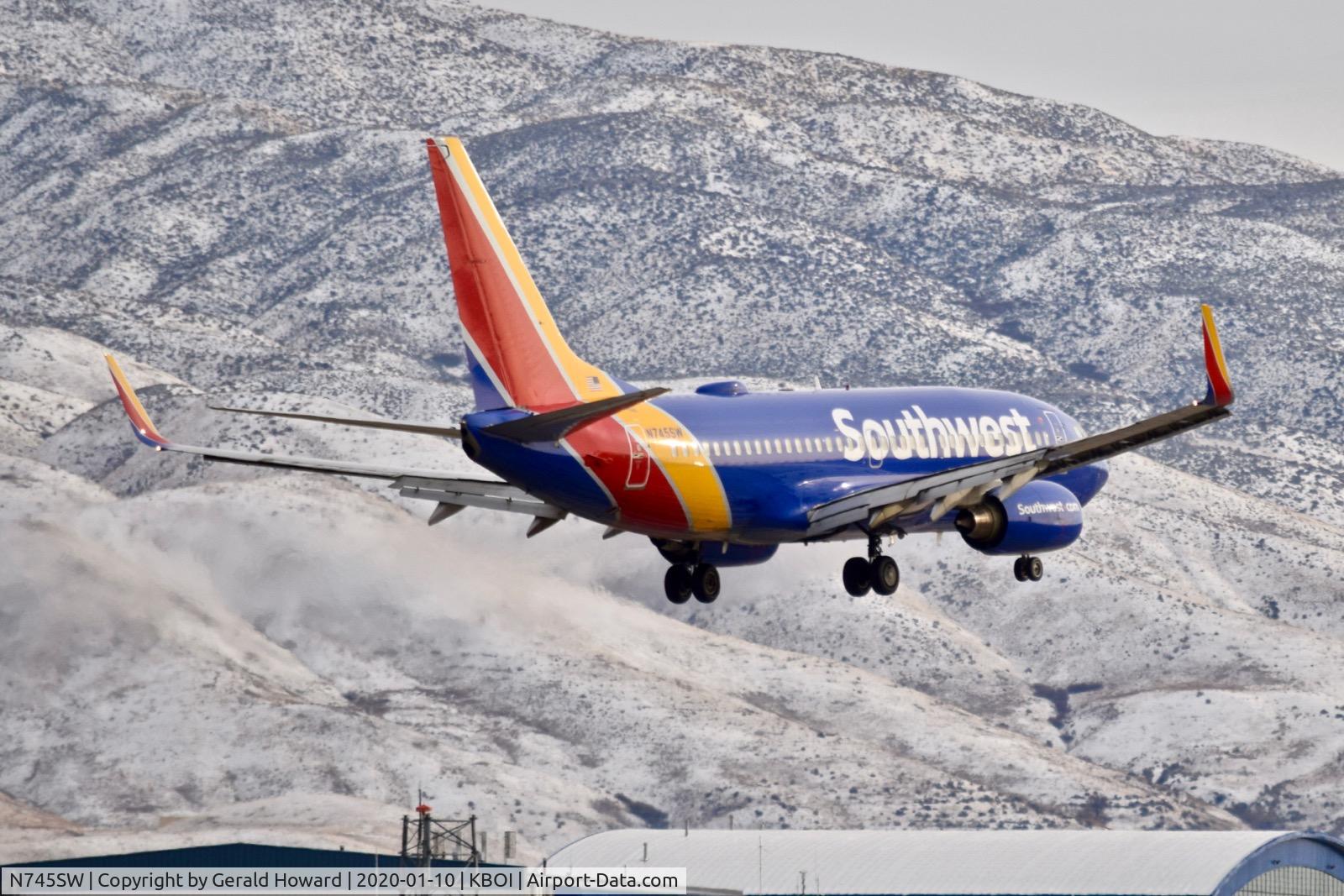 N745SW, 1999 Boeing 737-7H4 C/N 29491, Landing 10L.