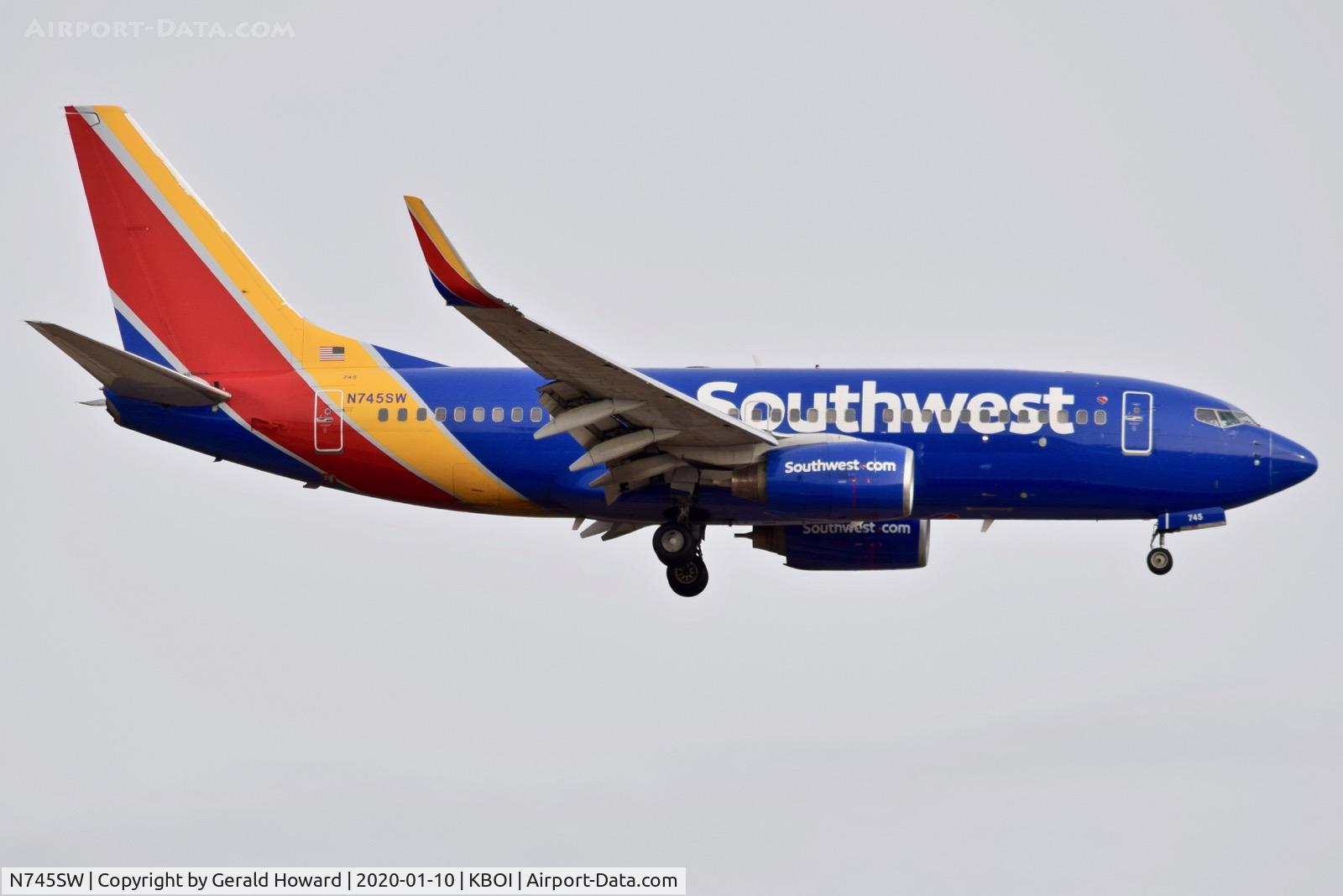 N745SW, 1999 Boeing 737-7H4 C/N 29491, Landing 10L.