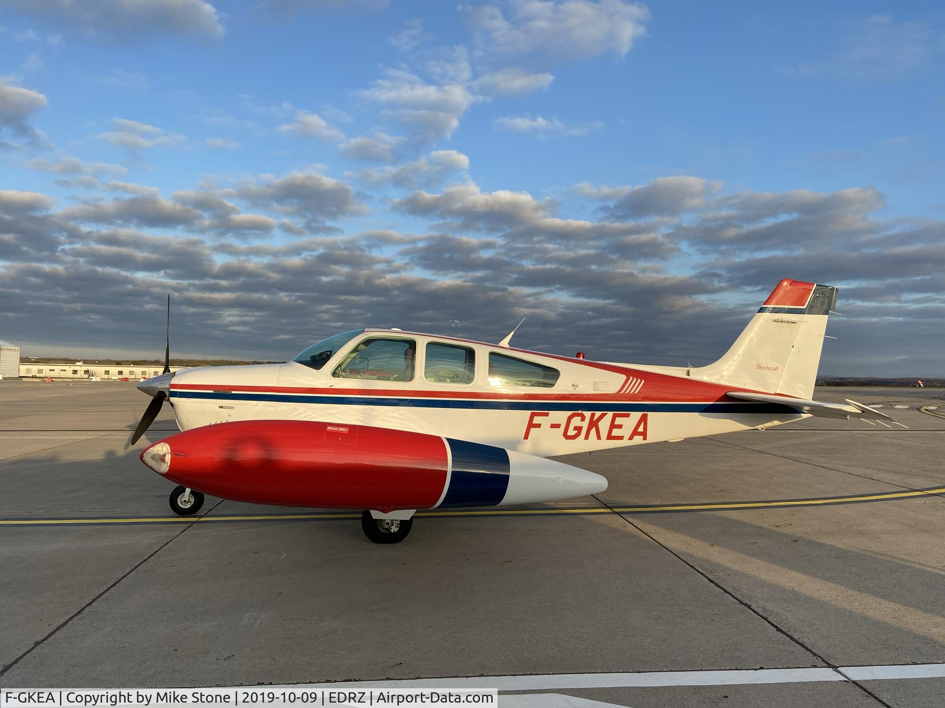 F-GKEA, Beech F33A Bonanza C/N CE-1628, Beautiful Bonanza refueling in Zweibrücken