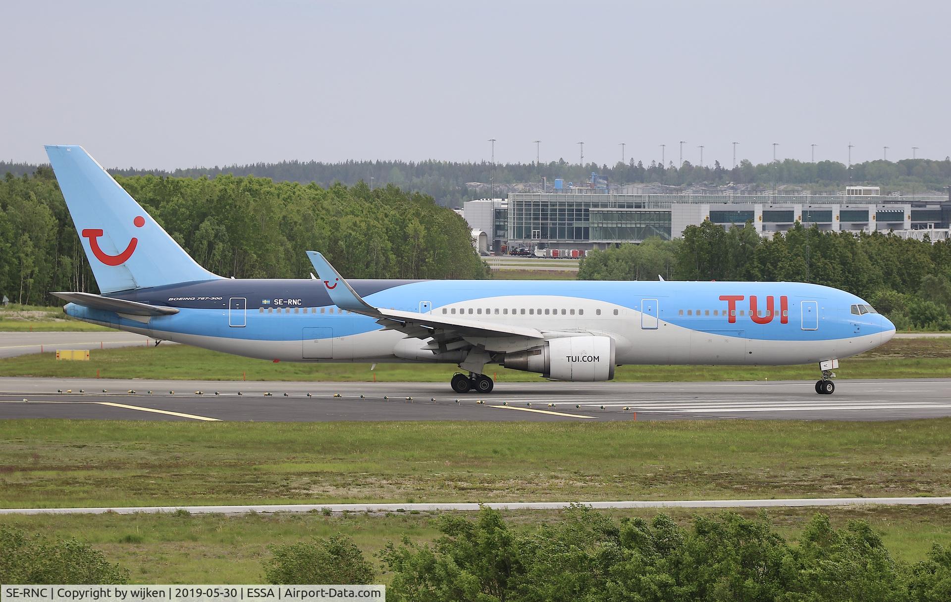 SE-RNC, 1998 Boeing 767-304 C/N 28208, RWY 19R