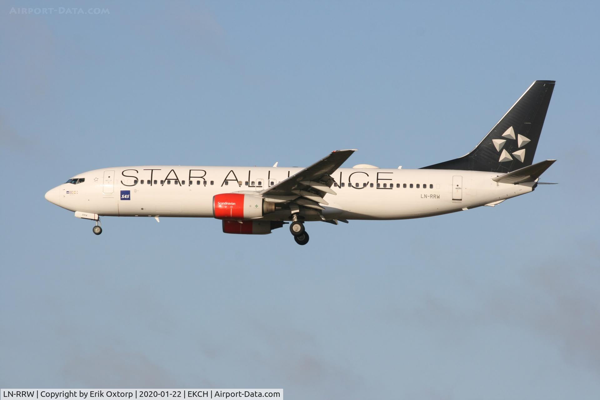 LN-RRW, 2004 Boeing 737-883 C/N 32277, LN-RRW taking off rw 22R