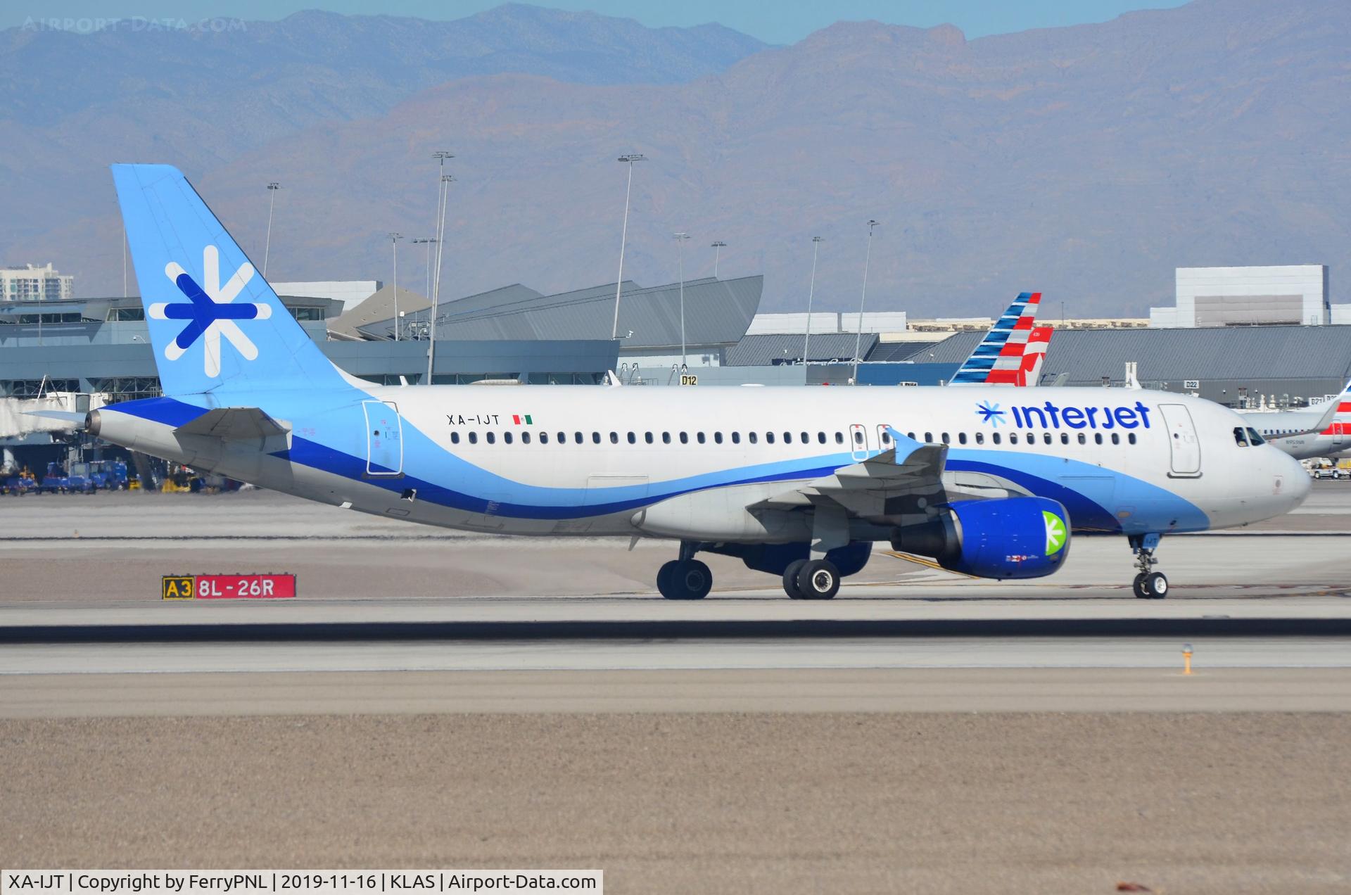 XA-IJT, 1999 Airbus A320-214 C/N 1132, Interjet A320 taxying to its gate