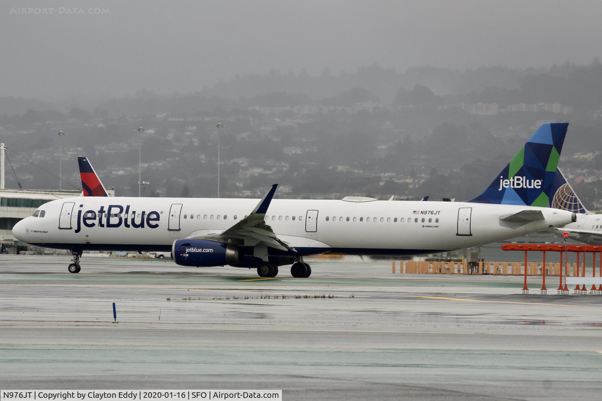 N976JT, 2017 Airbus A321-231 C/N 7529, Departing runway 10 SFO 2020.
