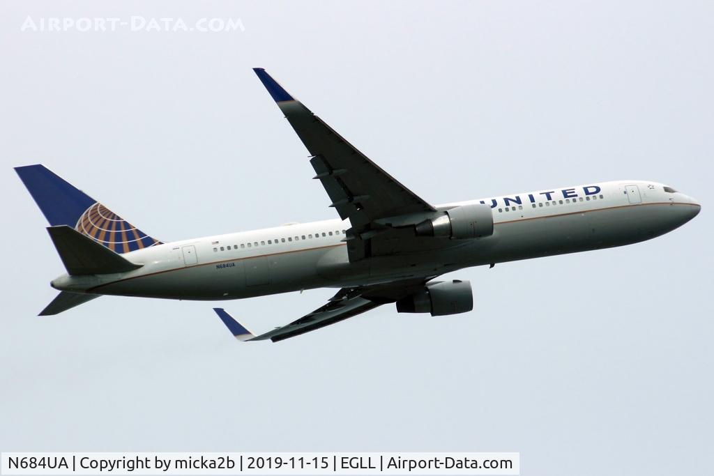 N684UA, 2002 Boeing 767-3CB/ER C/N 33466, Take off