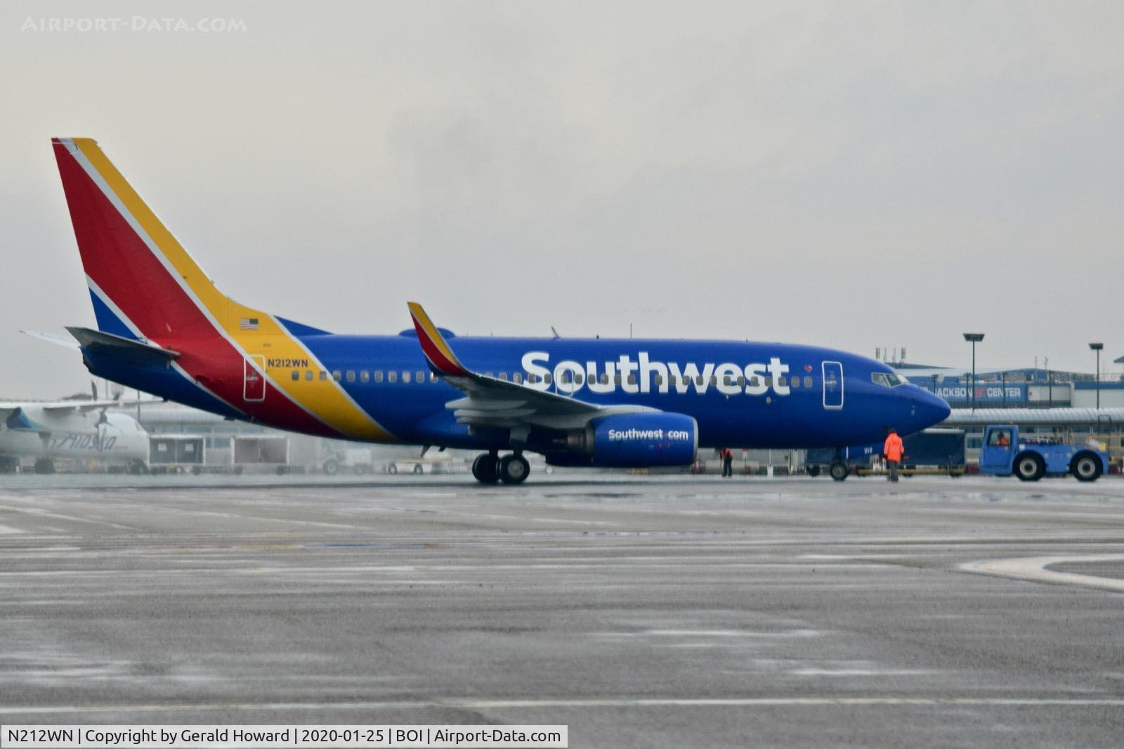 N212WN, 2005 Boeing 737-7H4 C/N 32485, Push back from the gate.