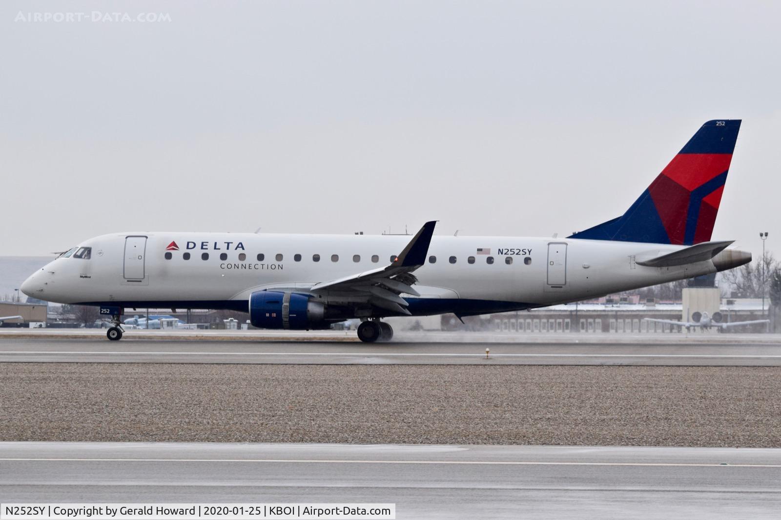 N252SY, 2016 Embraer 175LR (ERJ-170-200LR) C/N 17000612, Landing roll out.