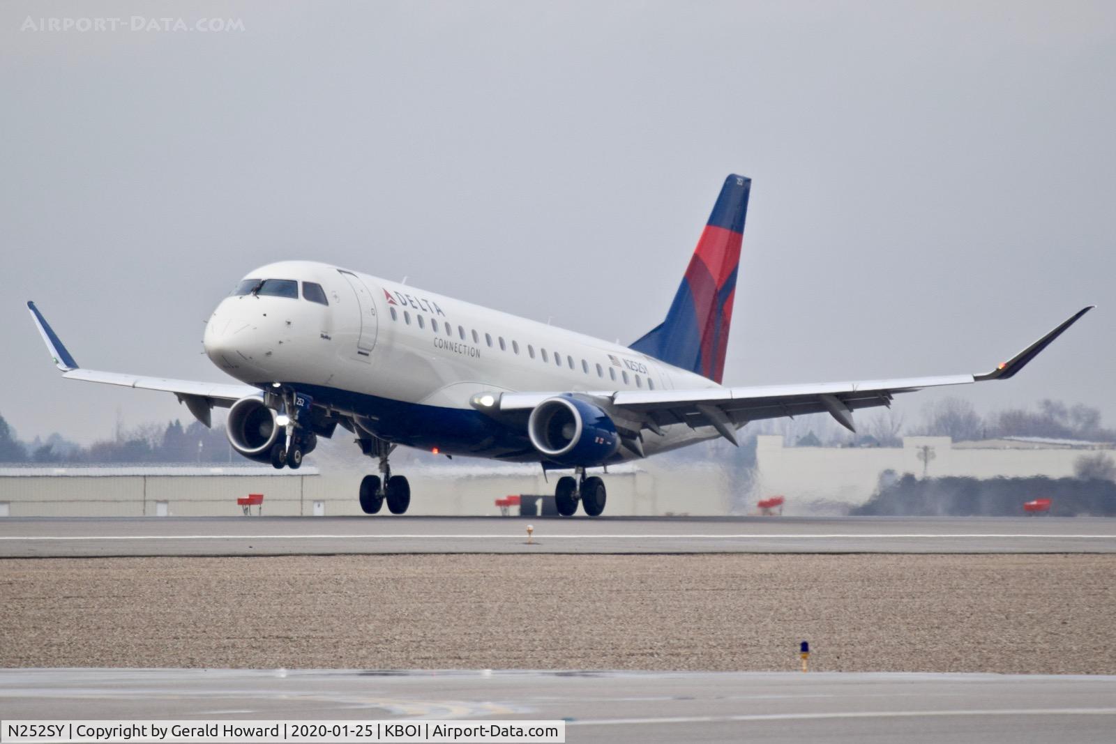 N252SY, 2016 Embraer 175LR (ERJ-170-200LR) C/N 17000612, Landing 10L.