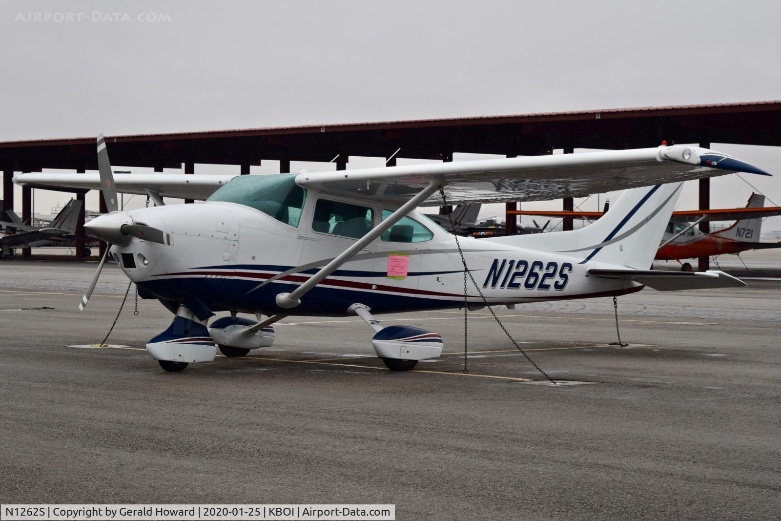 N1262S, 1976 Cessna 182P Skylane C/N 18264830, Parked on the north GA ramp.