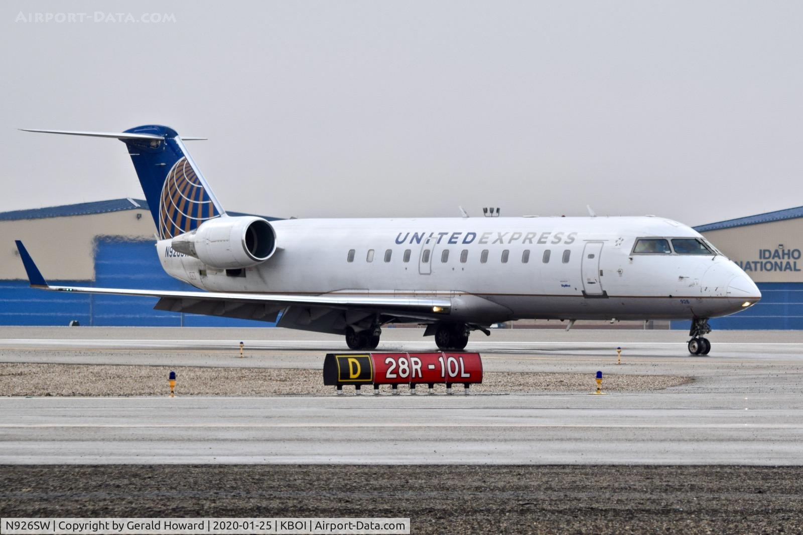 N926SW, 2002 Bombardier CRJ-200LR (CL-600-2B19) C/N 7687, Taxiing on Delta.