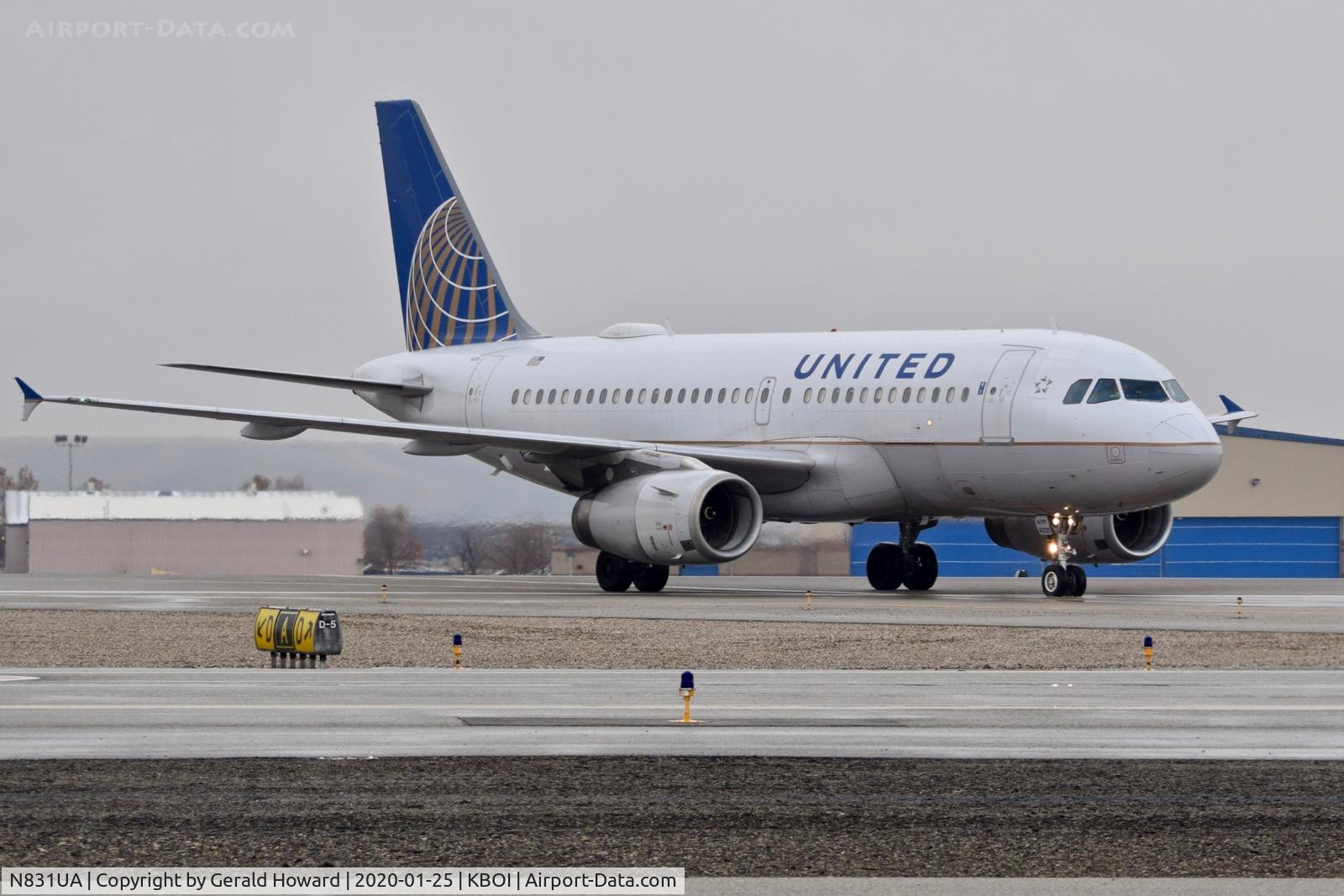 N831UA, 2000 Airbus A319-131 C/N 1291, Taxiing to the gate.