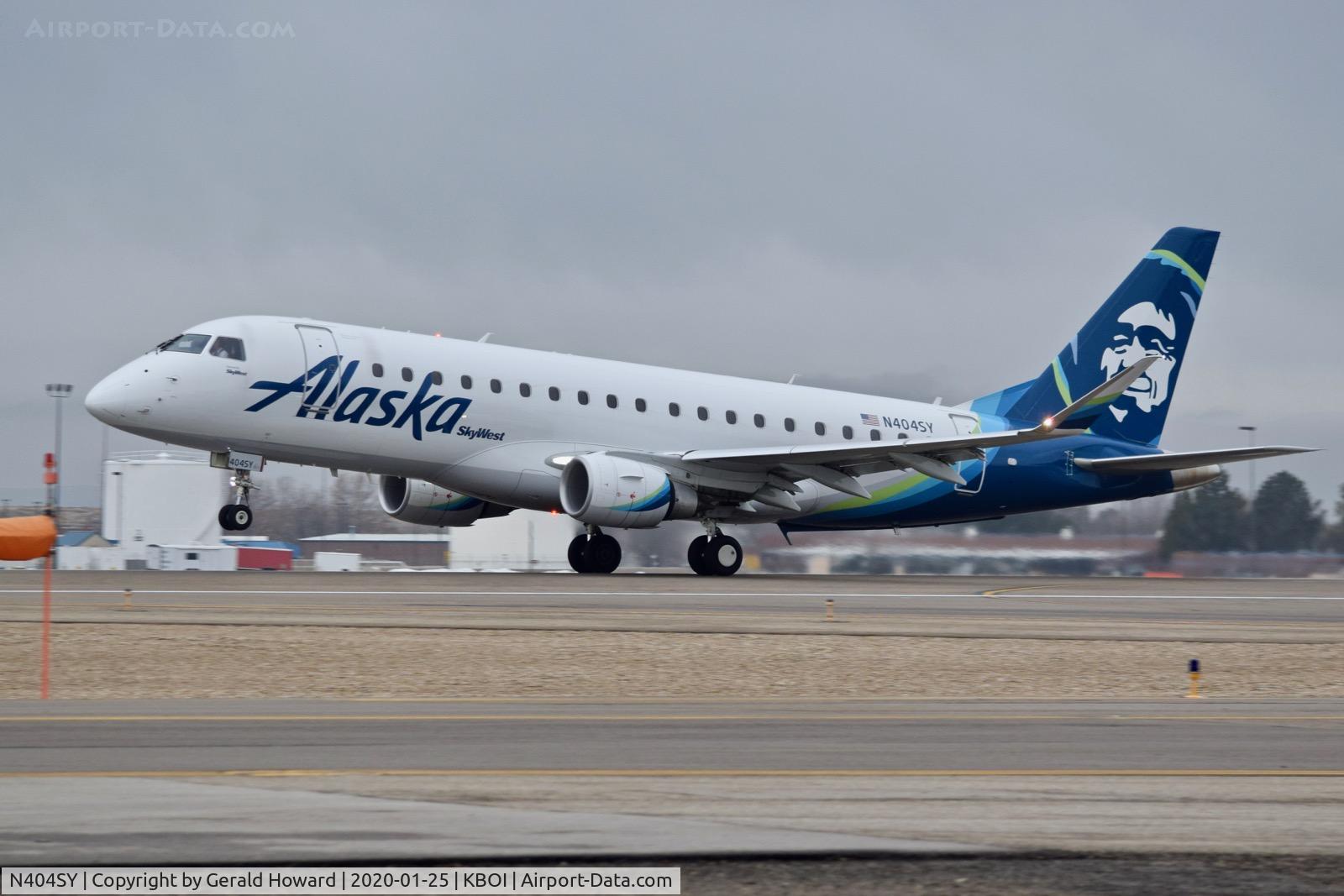 N404SY, 2018 Embraer 175LR (ERJ-170-200LR) C/N 17000739, Landing 10L.