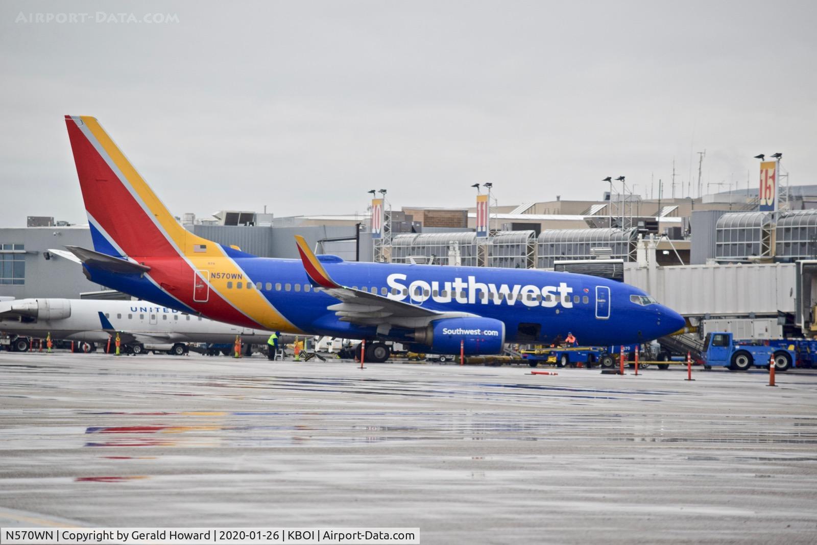 N570WN, 2002 Boeing 737-7CT C/N 33657, Parked at the gate.