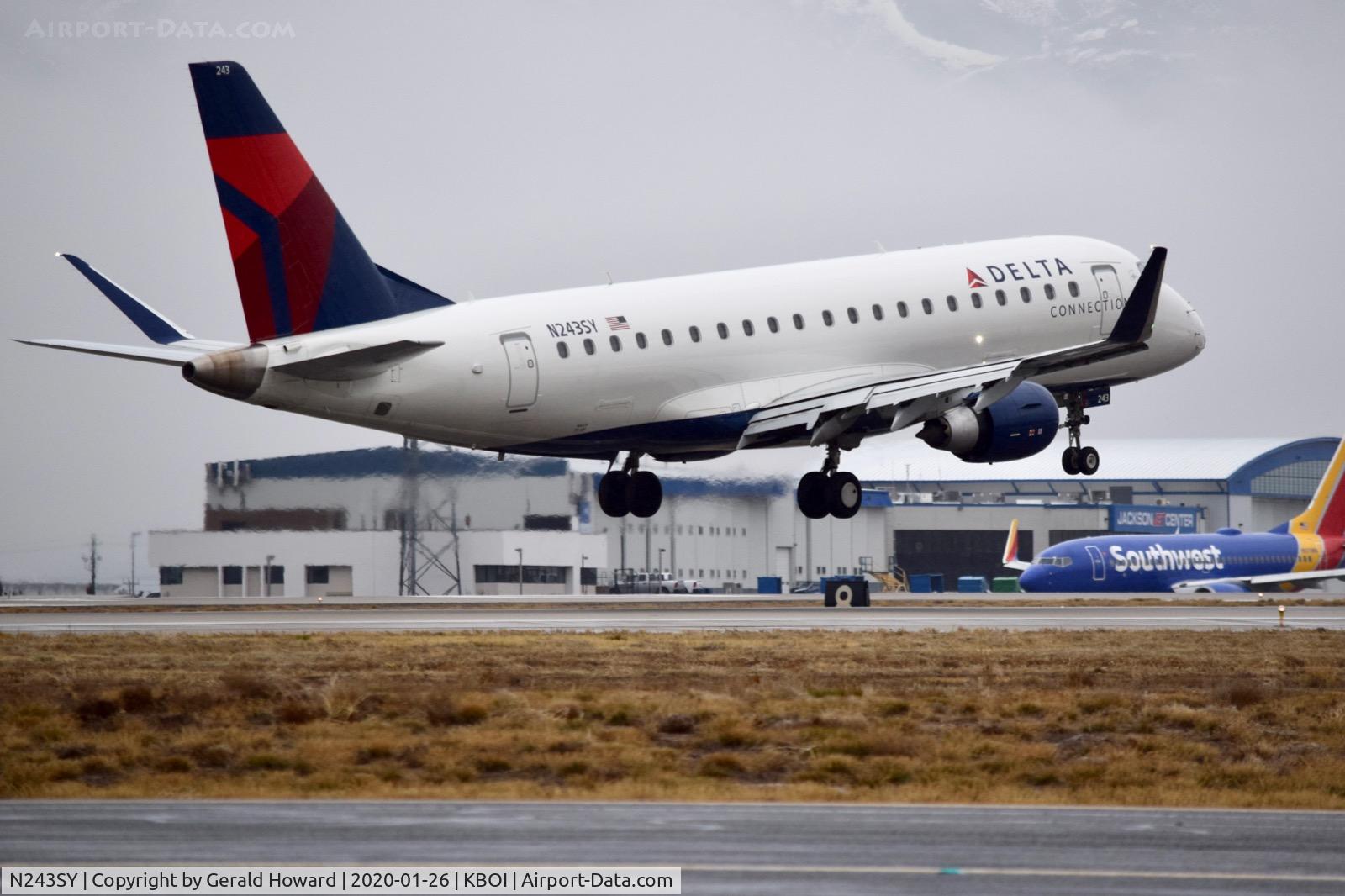 N243SY, 2016 Embraer 175LR (ERJ-170-200LR) C/N 17000592, Landing 10R