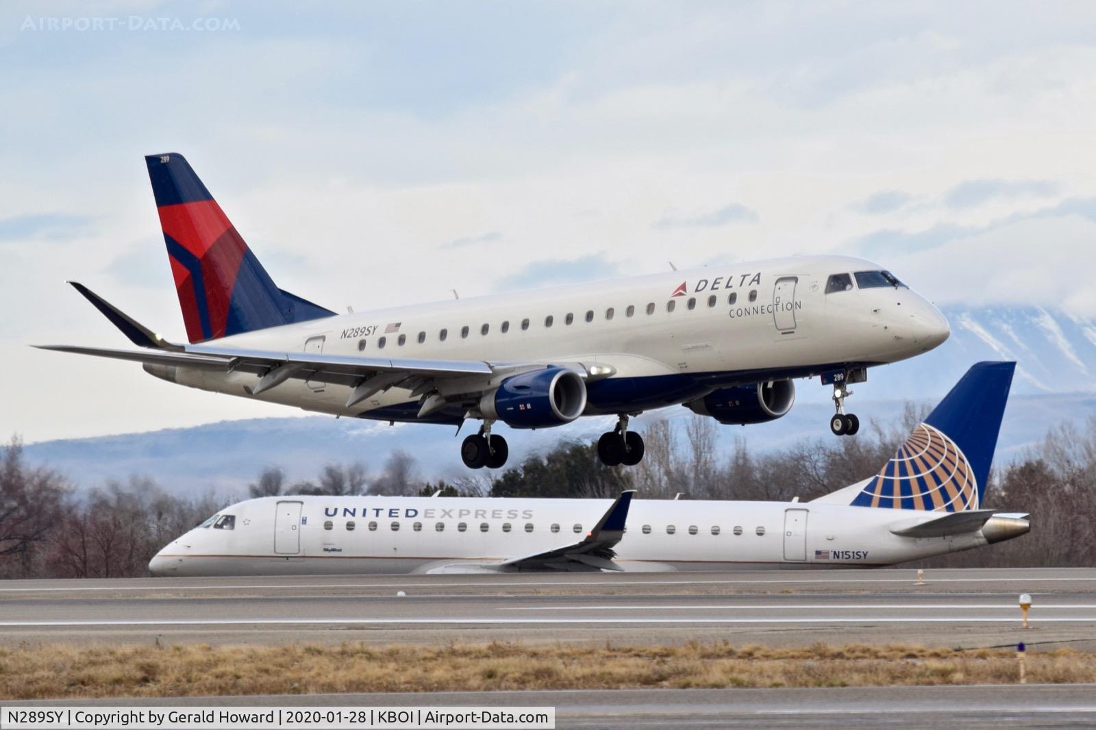 N289SY, 2018 Embraer 175LR (ERJ-170-200LR) C/N 17000756, Landing 10R.