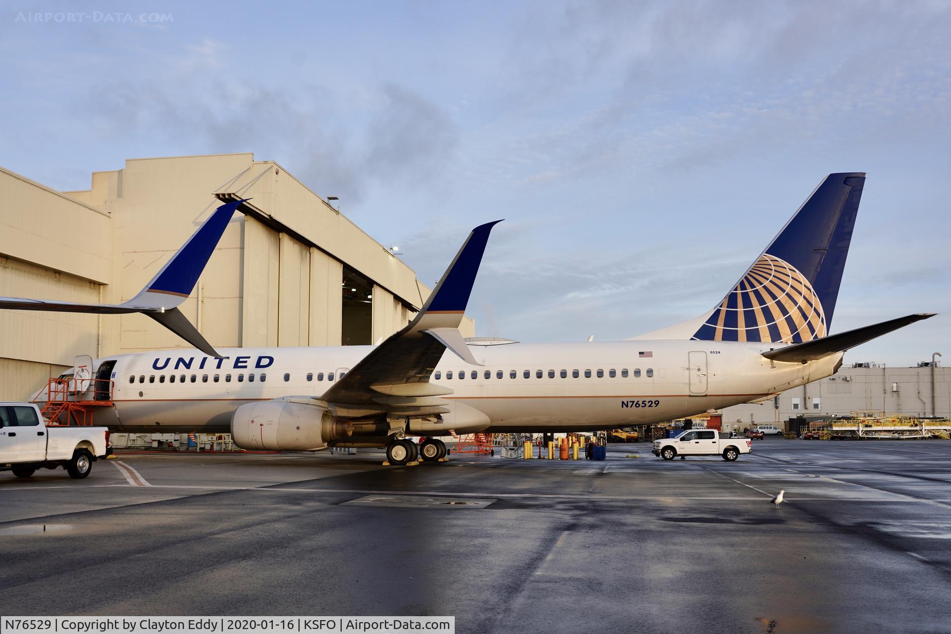 N76529, 2010 Boeing 737-824 C/N 31652, SFO 2020.