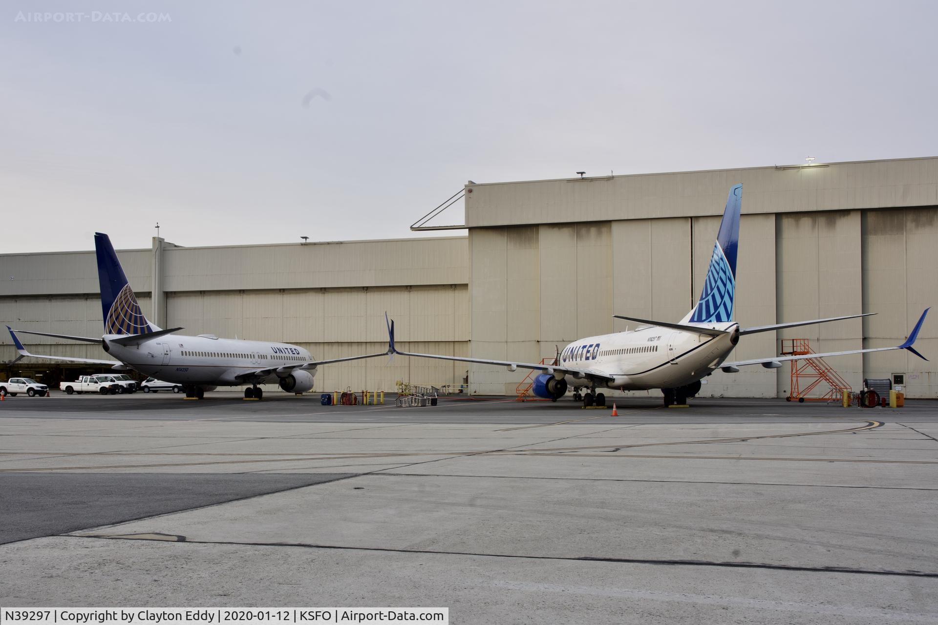 N39297, 2005 Boeing 737-824 C/N 34003, SFO 2020.