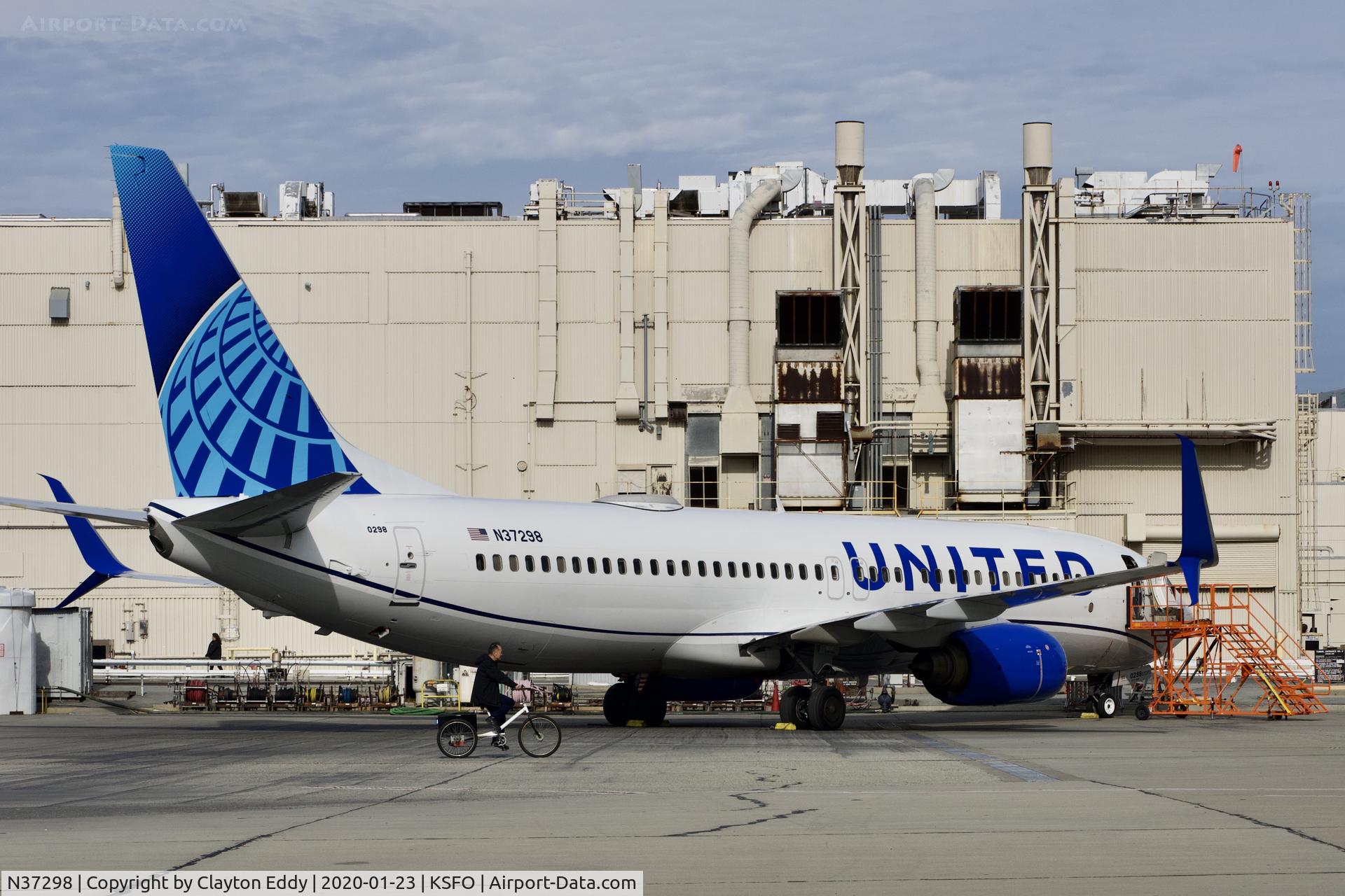 N37298, 2005 Boeing 737-824 C/N 34004, SFO 2020.