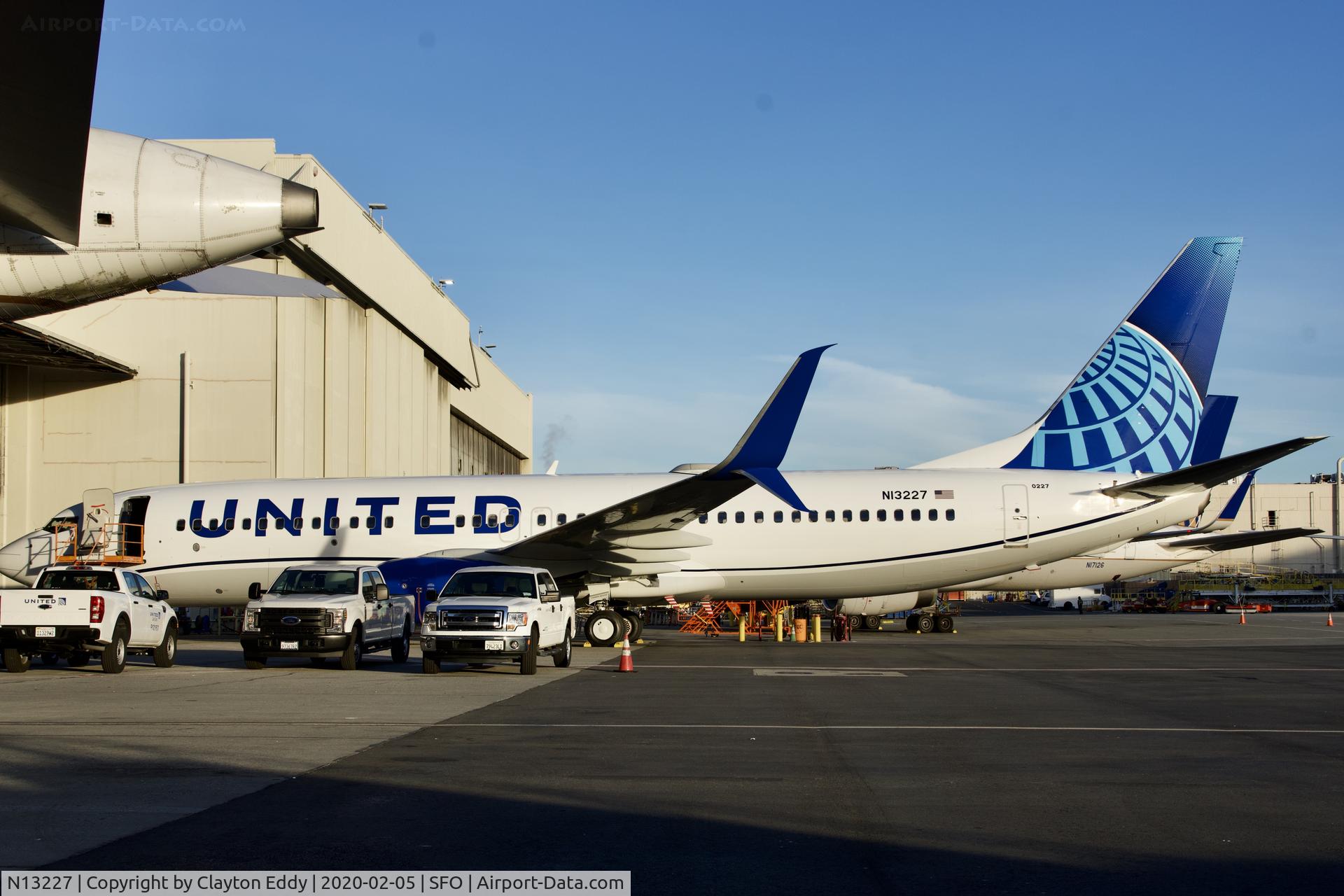 N13227, 1999 Boeing 737-824 C/N 28788, SFO 2020.