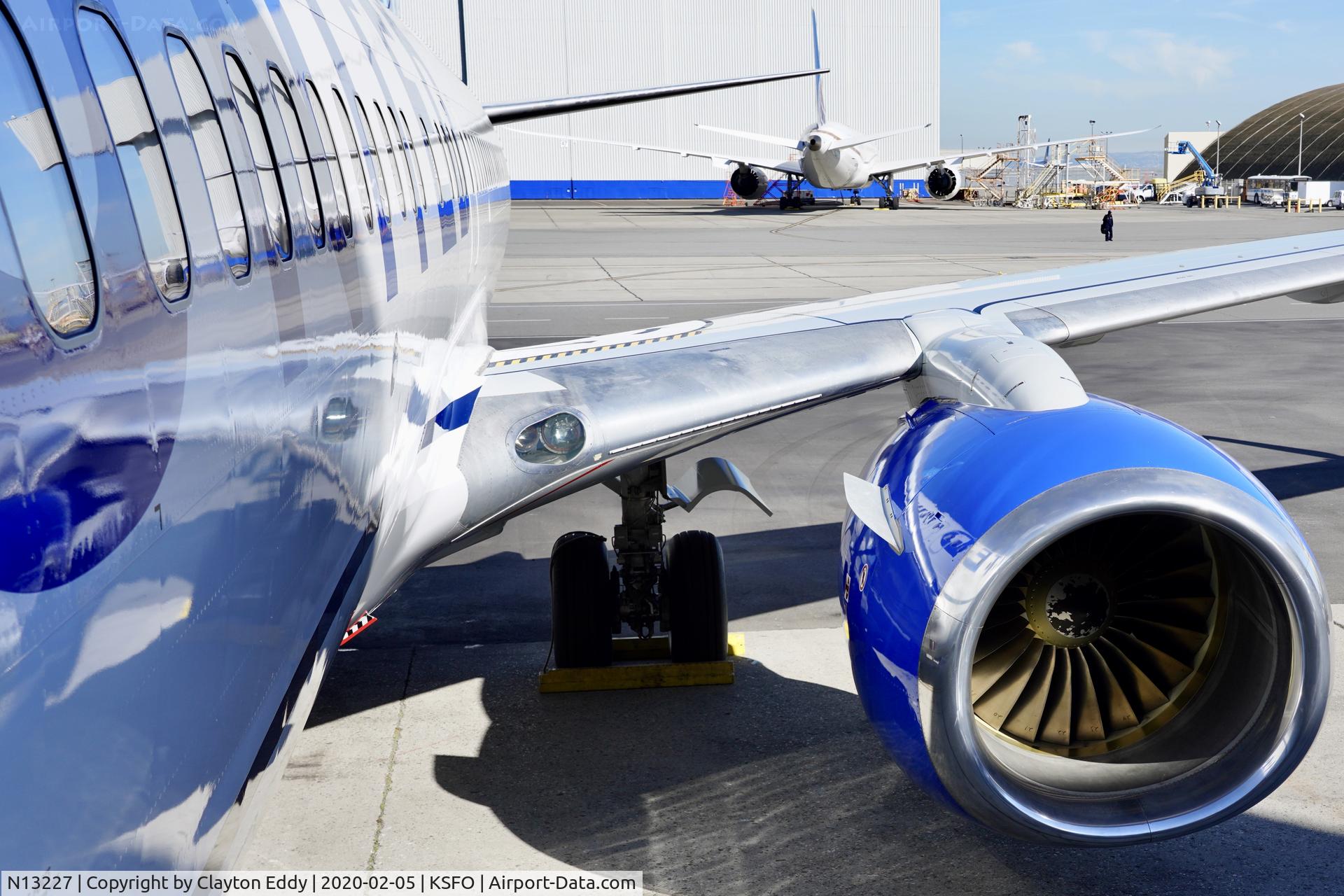 N13227, 1999 Boeing 737-824 C/N 28788, SFO 2020.