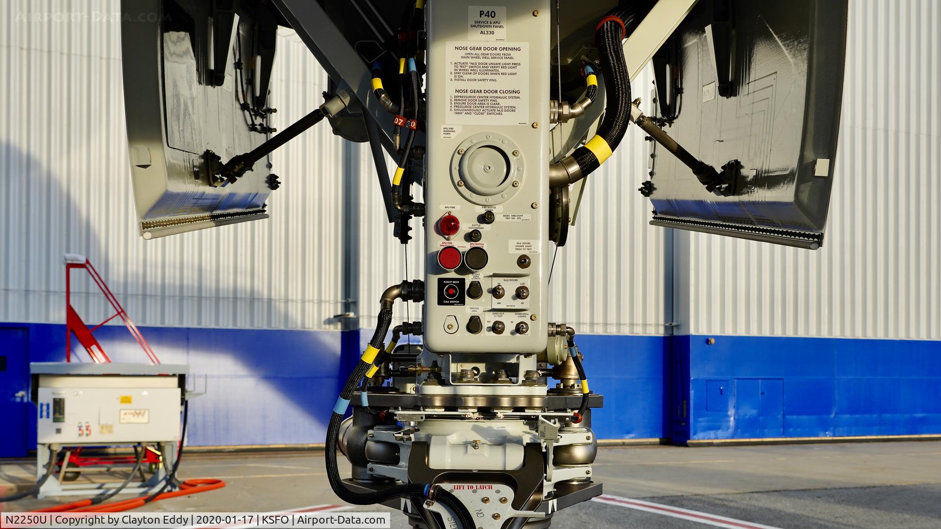 N2250U, 2019 Boeing 777-300/ER C/N 66590, Nose gear. SFO 2020.