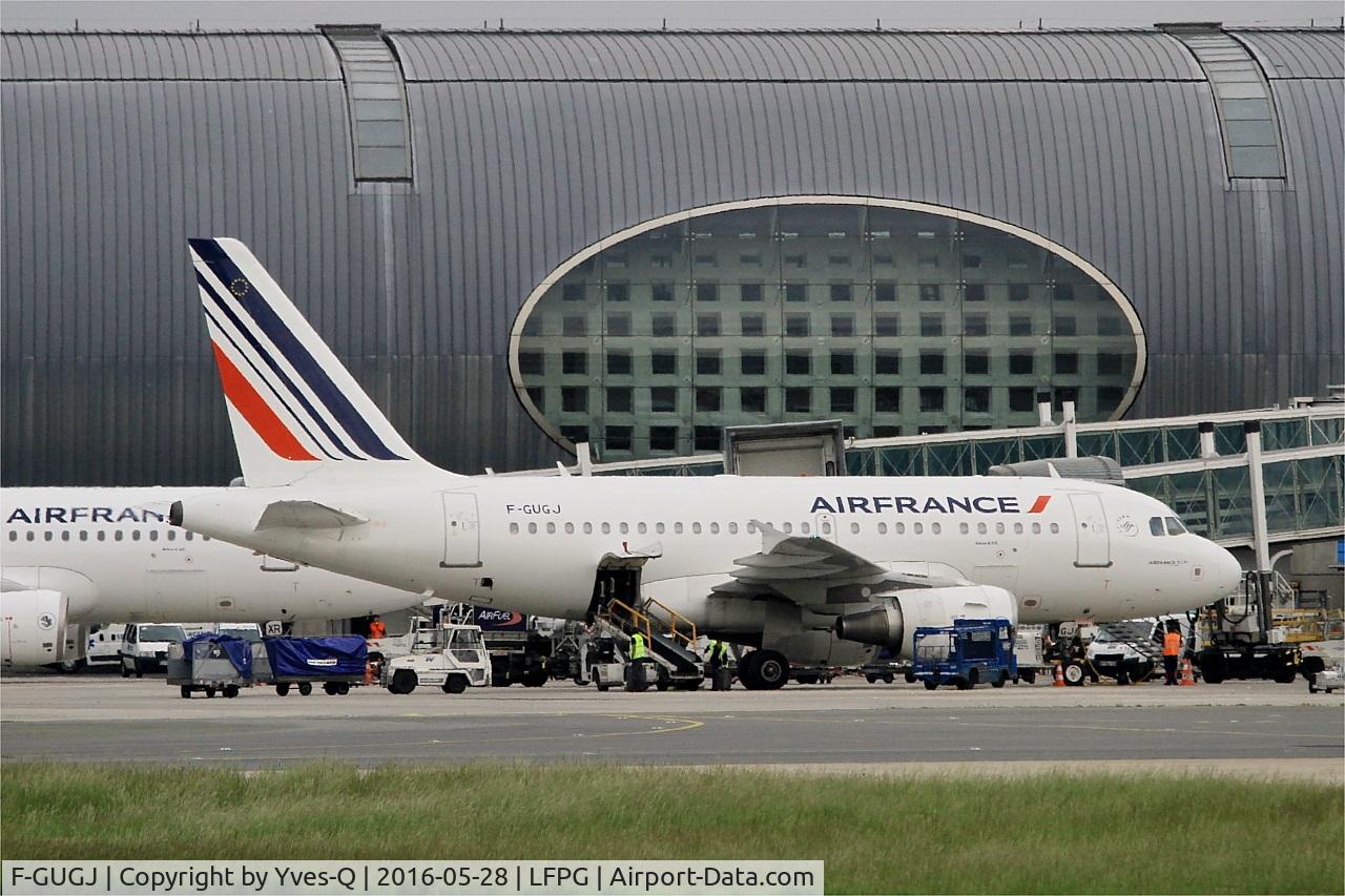 F-GUGJ, 2005 Airbus A318-111 C/N 2582, Airbus A318-111, Boarding E terminal, Roissy Charles De Gaulle airport (LFPG-CDG)