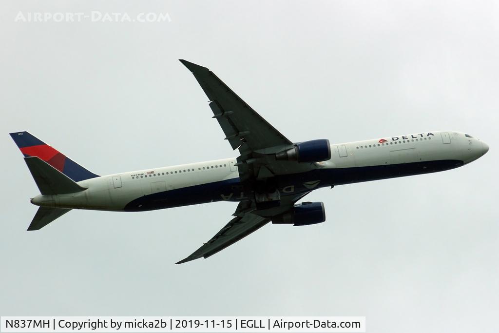 N837MH, 2000 Boeing 767-432/ER C/N 29710, Take off