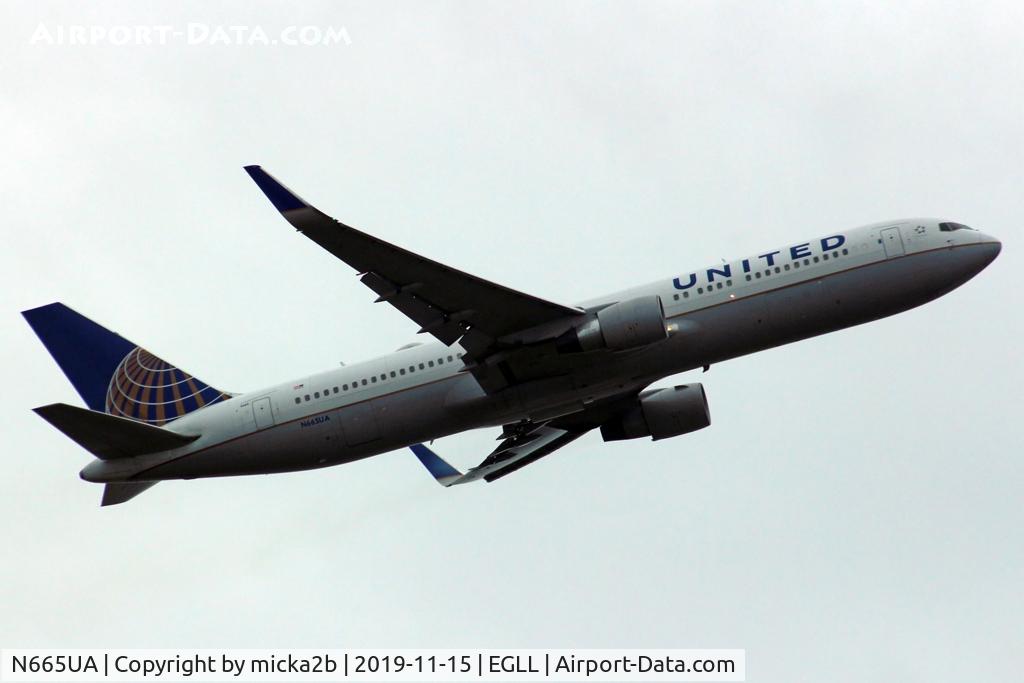 N665UA, 1998 Boeing 767-322 C/N 29237, Take off