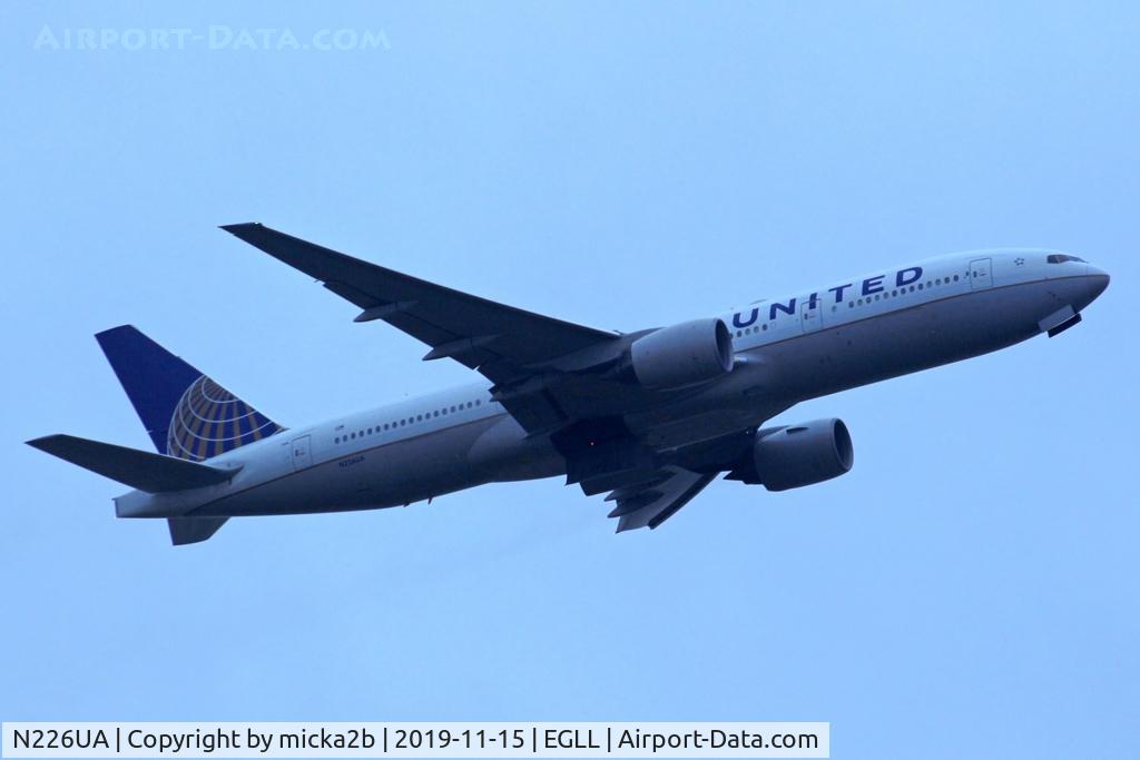 N226UA, 2002 Boeing 777-222 C/N 30226, Take off