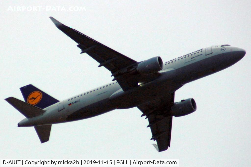 D-AIUT, 2016 Airbus A320-214 C/N 7115, Take off