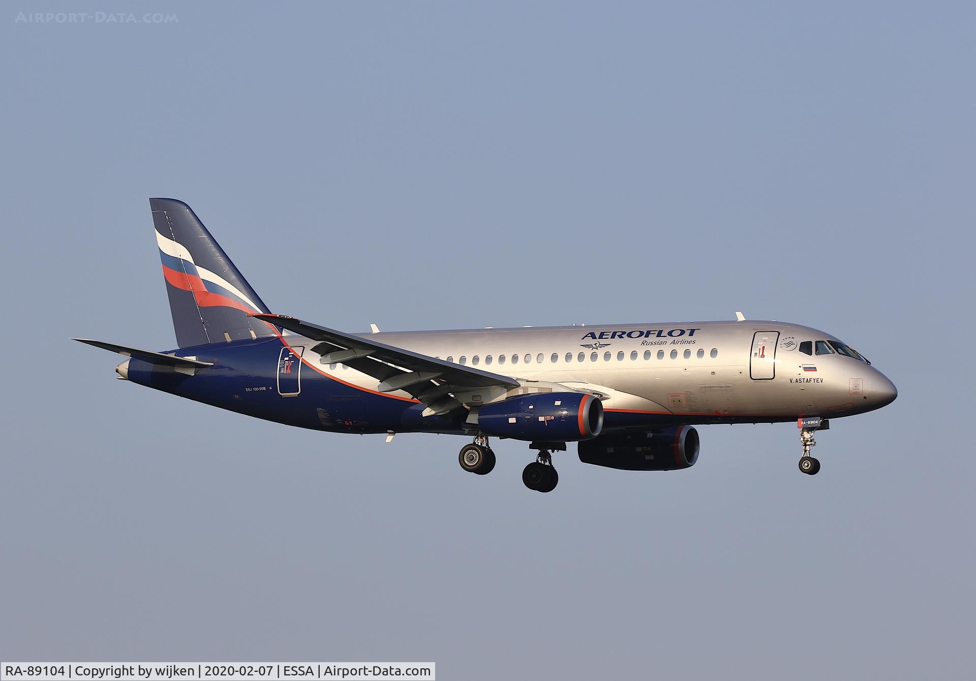 RA-89104, 2017 Sukhoi Superjet 100-95B C/N 95144, RWY 19L